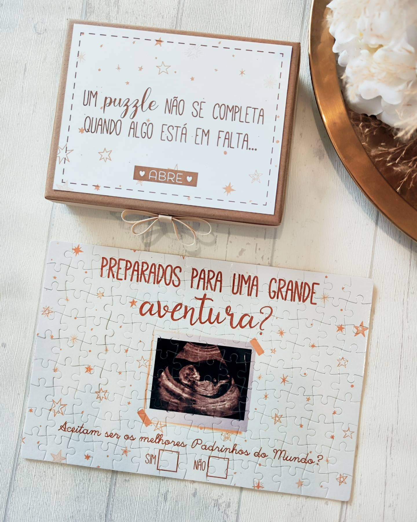 Puzzle branco com foto de ecografia e texto convite para serem padrinhos.