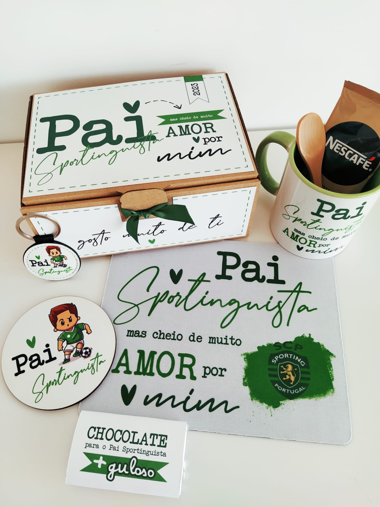 Conjunto de presente Pai Sportinguista com caixa, caneca, porta-chaves, placar e chocolate branco e verde