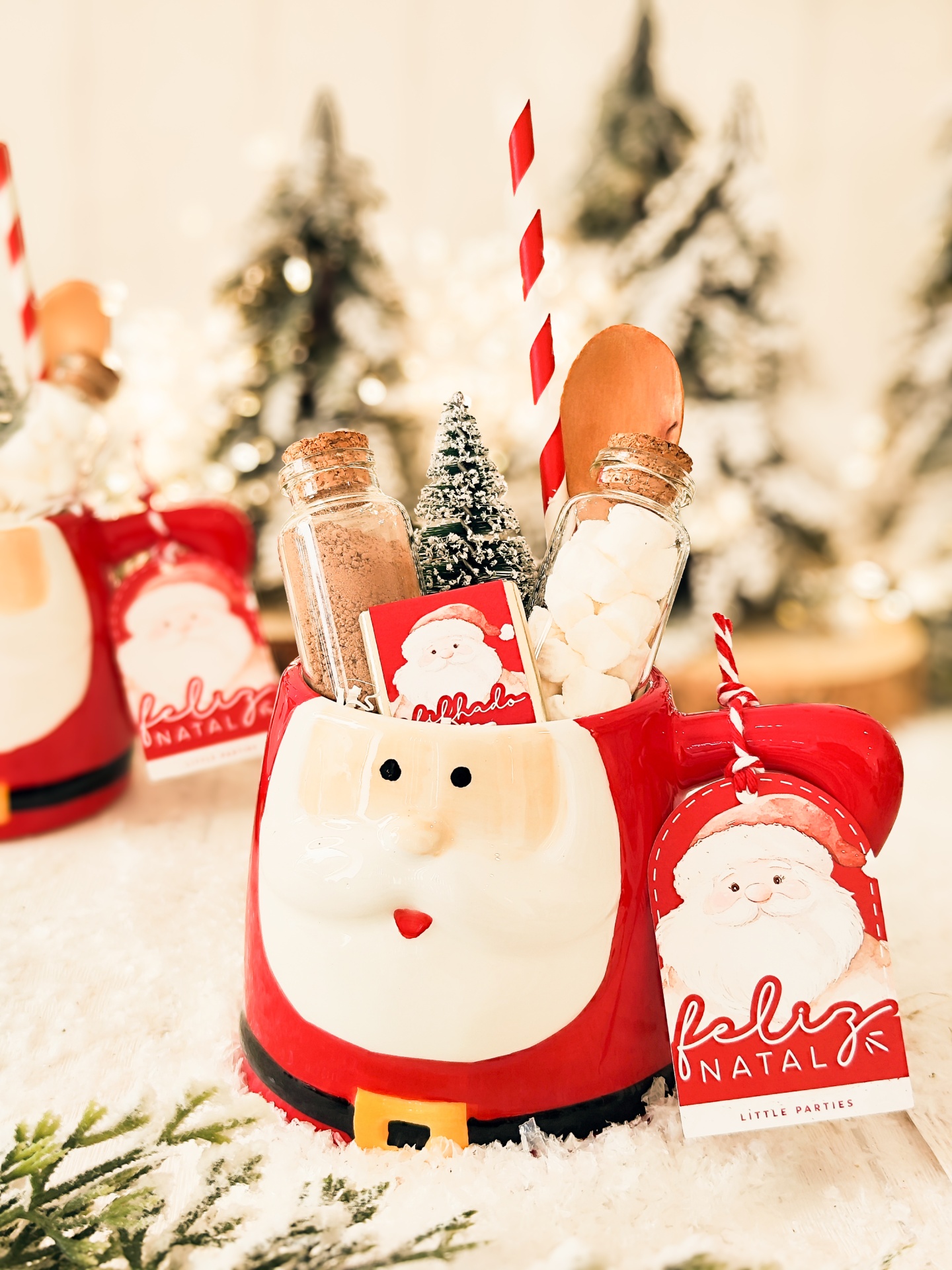 Caneca de Pai Natal recheada com ingredientes para chocolate quente e decoração natalícia.
