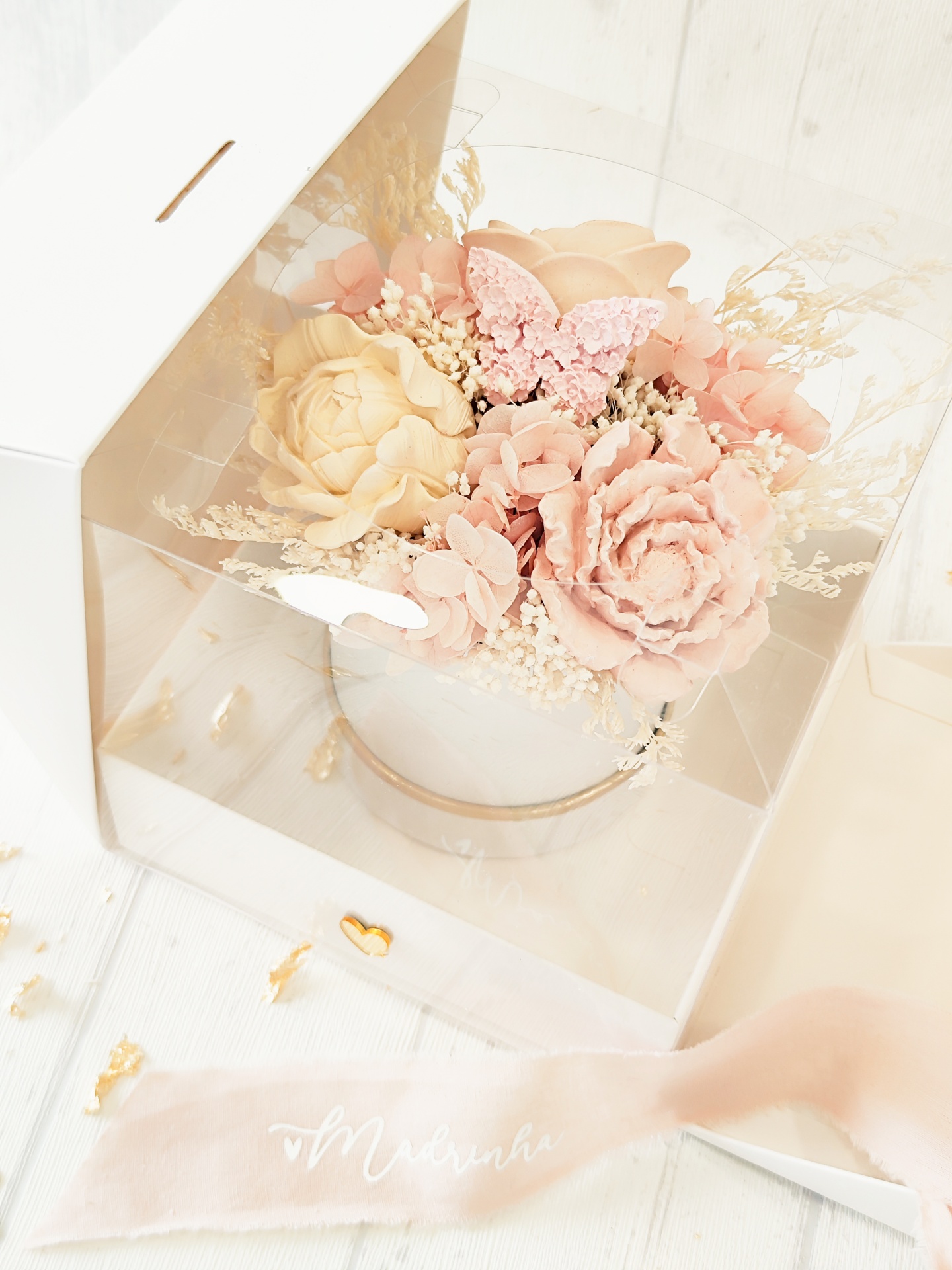 Arranjo de flores artificiais em embalagem transparente com fita Madrinha