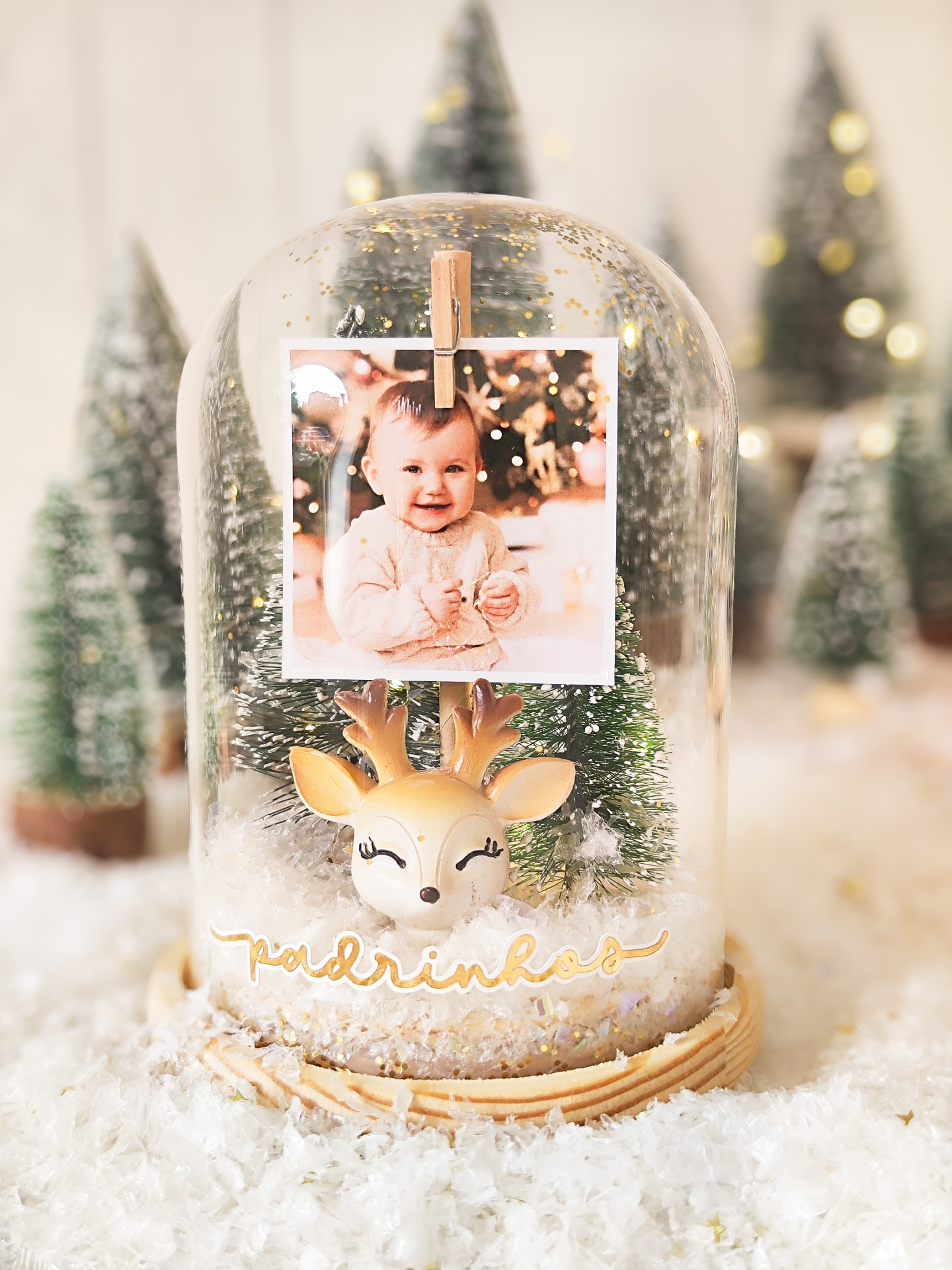 Decoração de Natal com globo de vidro com rena dourada, árvore de Natal e foto de bebé no interior