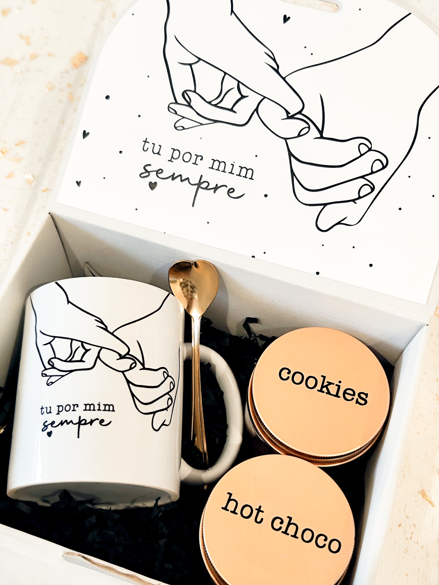 Conjunto de caneca, colher em forma de coração e frascos metálicos em caixa de presente