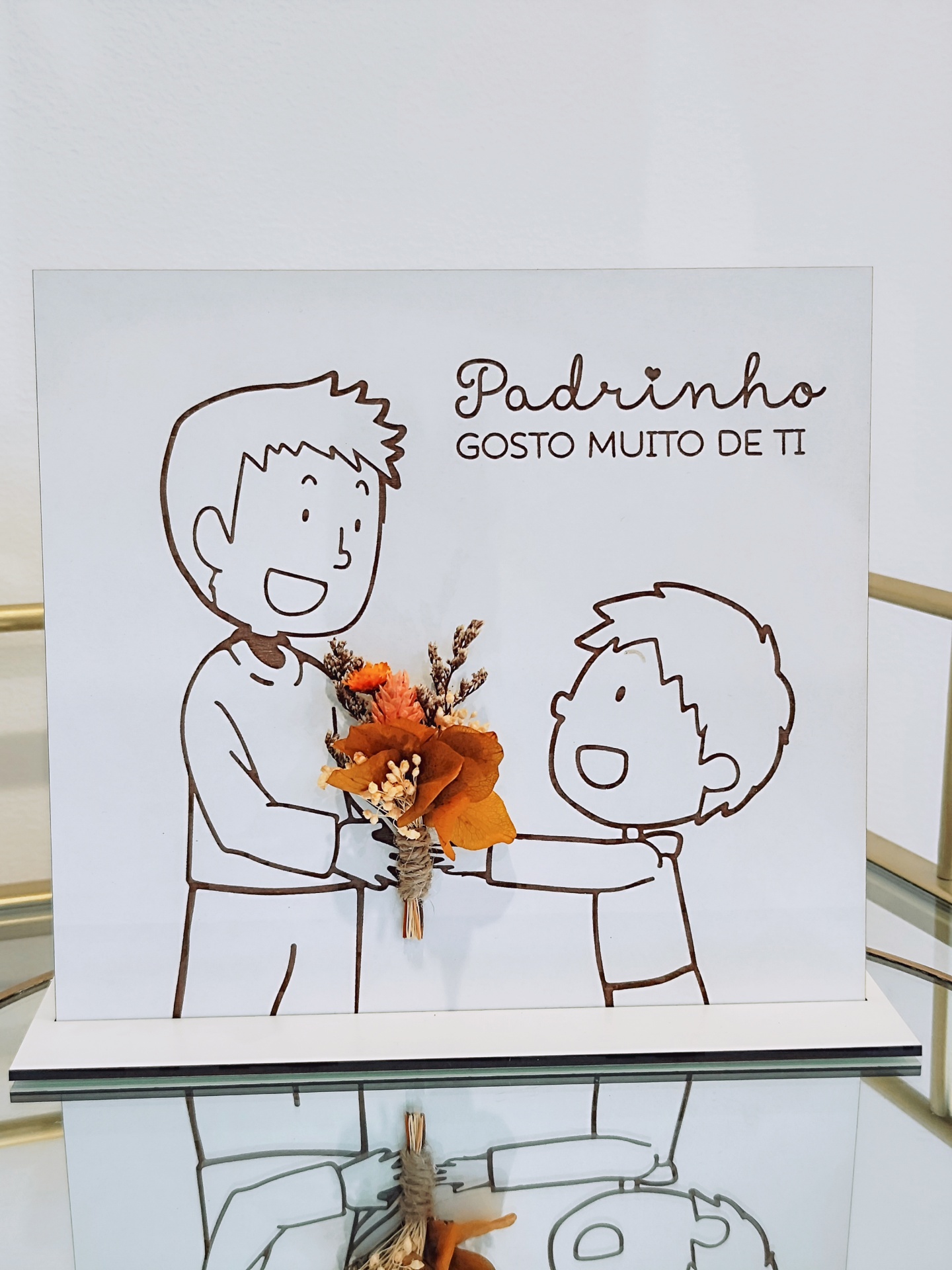 Quadro ilustrado com texto e flores secas, dedicado a padrinho.
