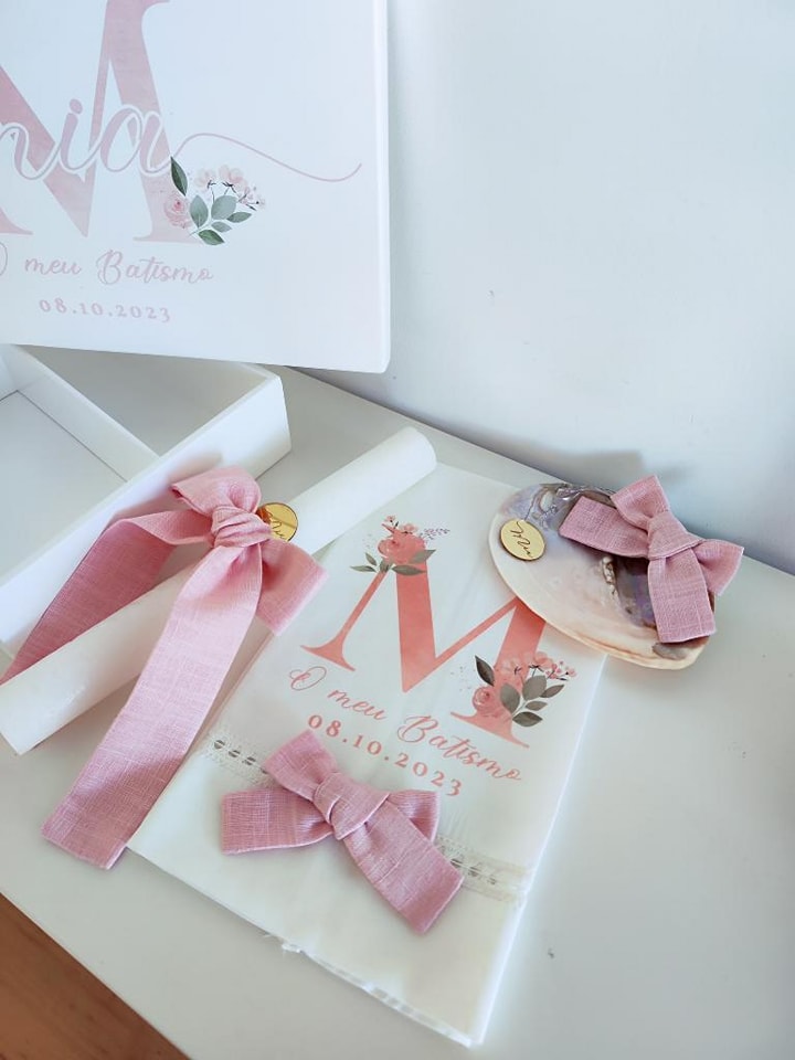 Conjunto de batismo com toalha, vela e sabonete com laços cor de rosa e caixa branca