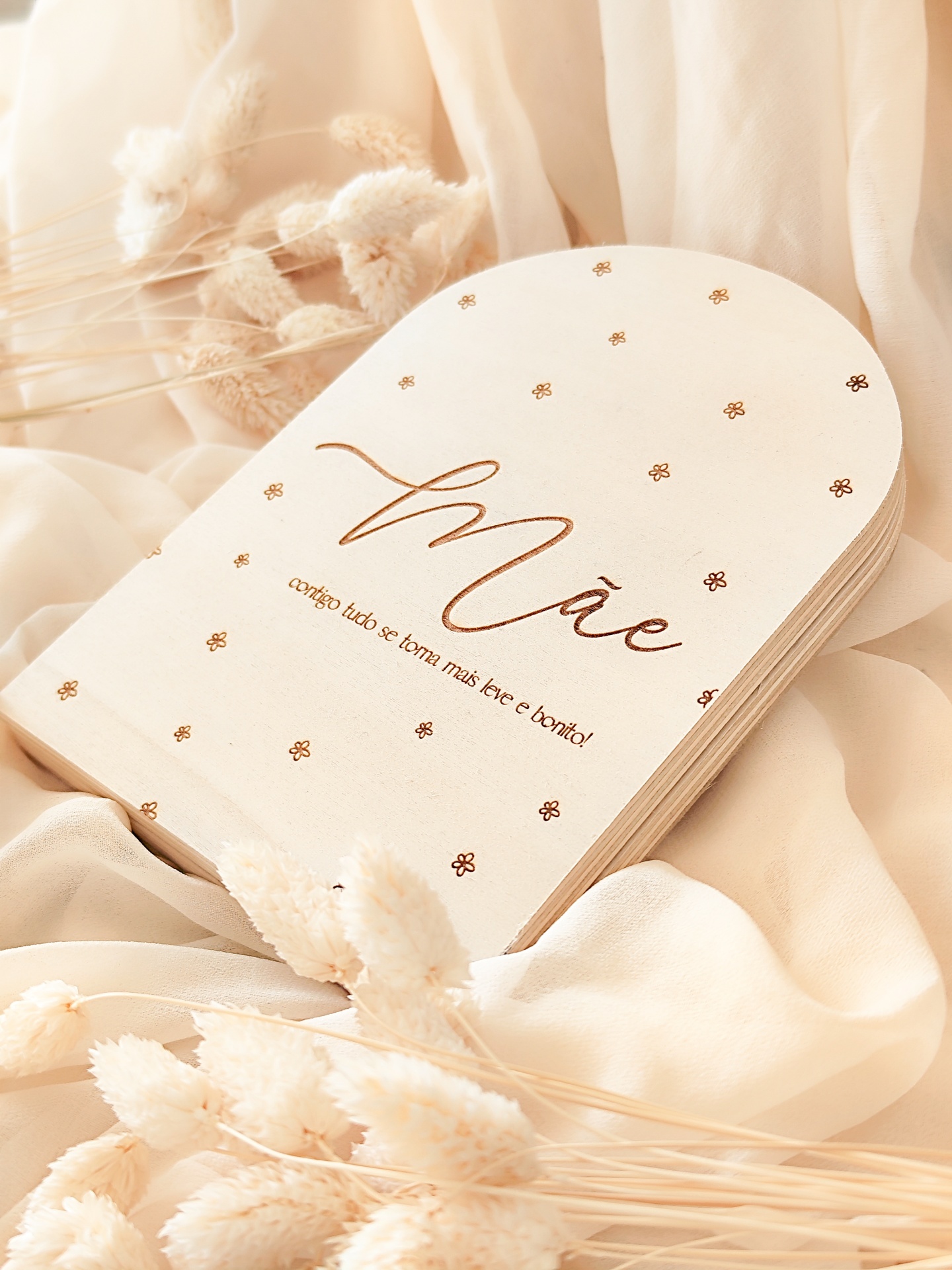 Placa de madeira com texto para mãe e flores secas