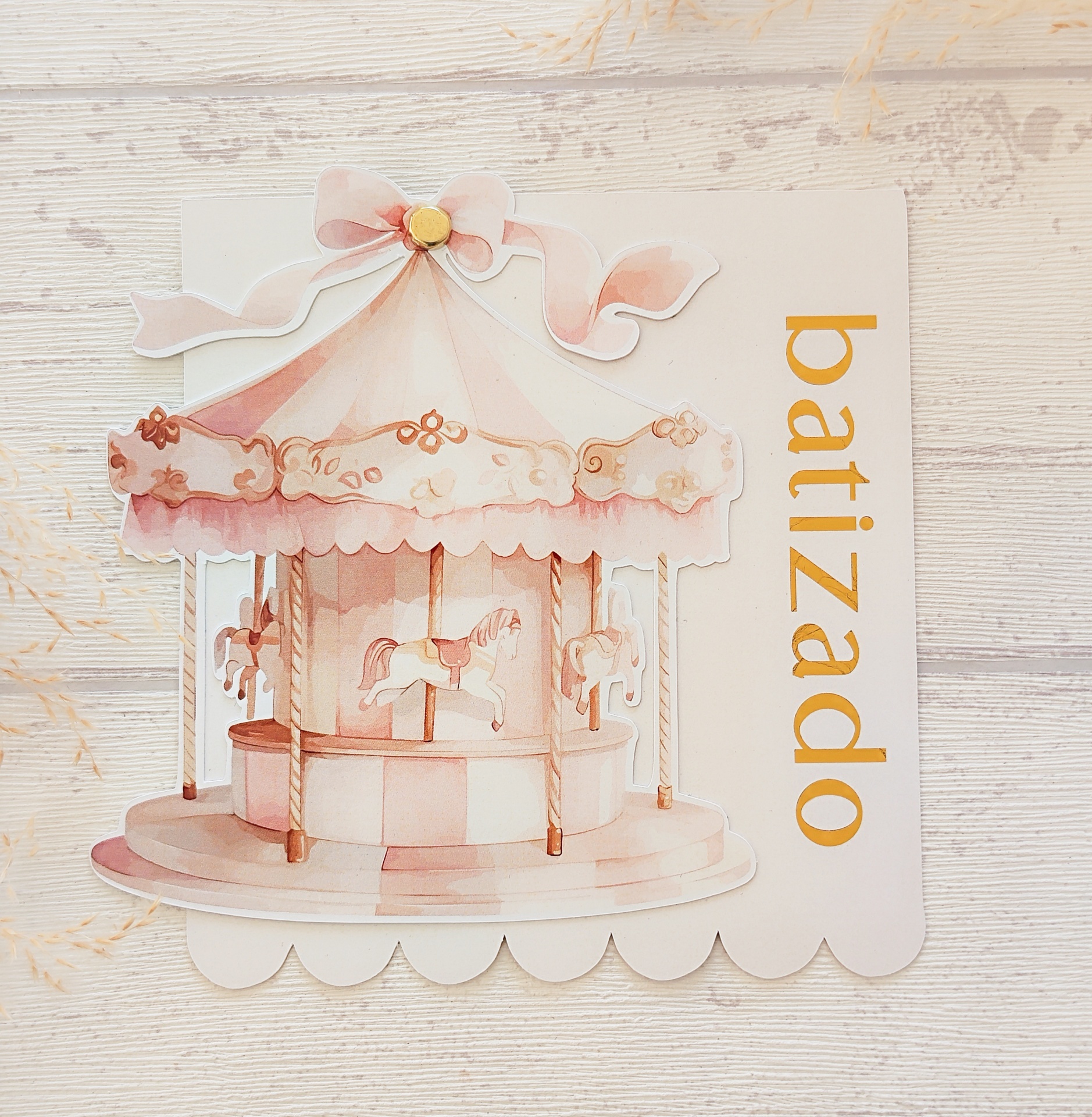 Cartão de batizado com carrossel rosa e creme e laço ilustrado