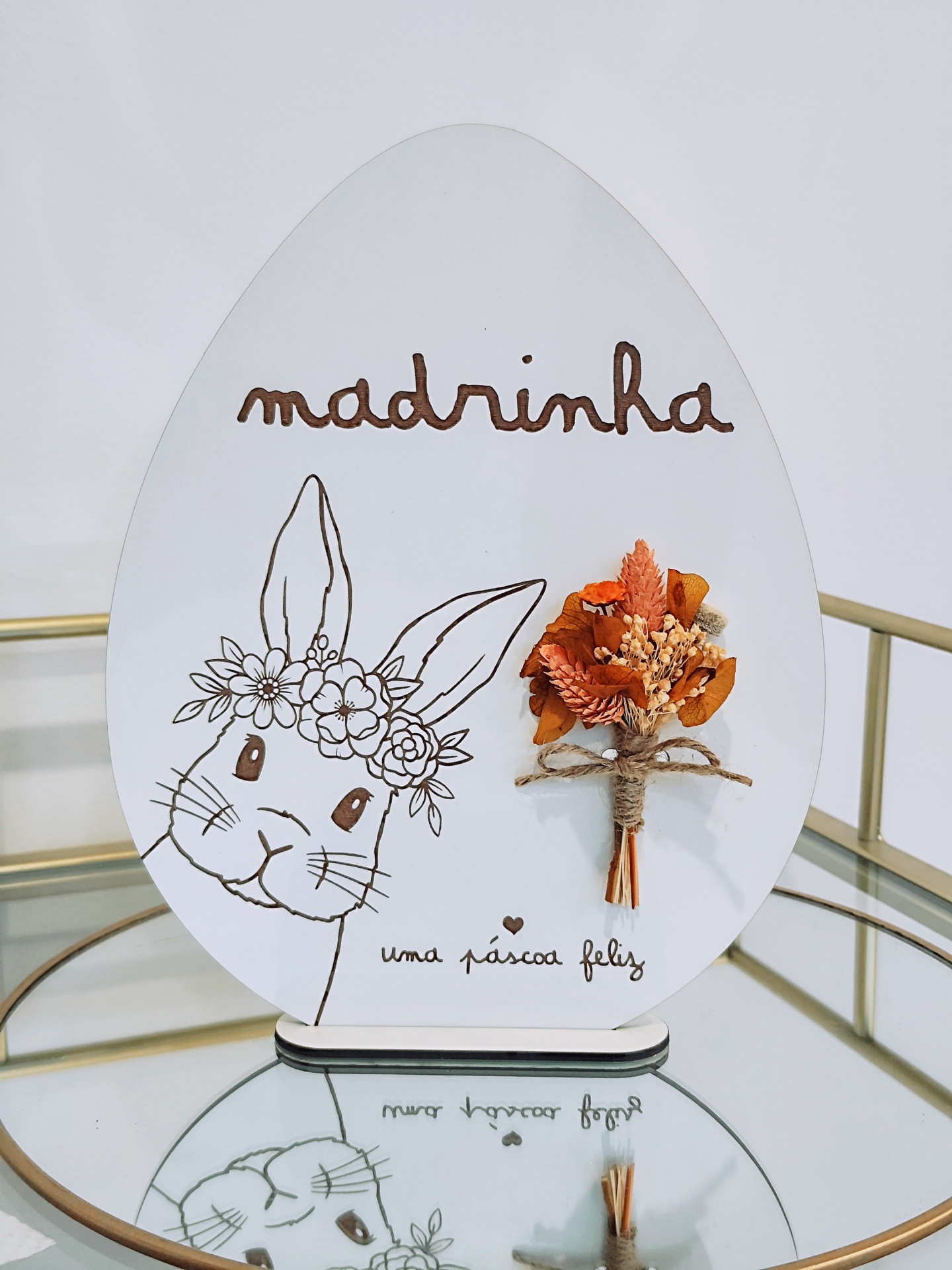 Placa decorativa ovo de Páscoa com coelho e flores secas, texto para madrinha.