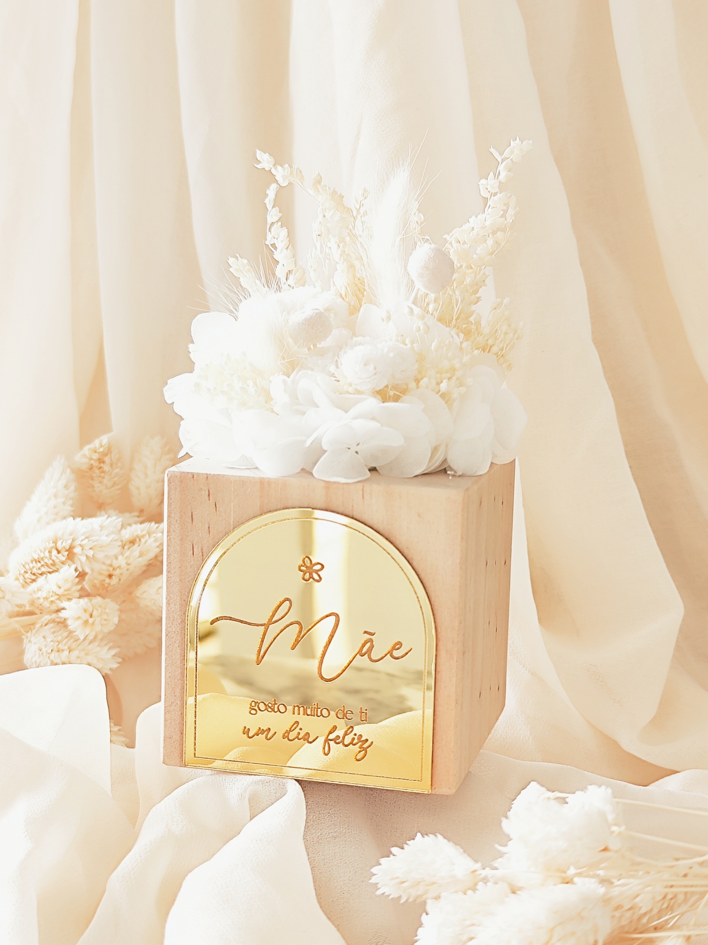 Arranjo floral seco em caixa de madeira com placa dourada para homenagem à mãe