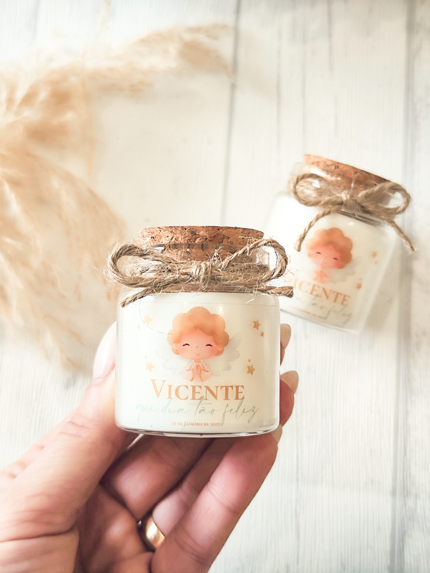 Frascos de vidro com tampa de cortiça e rótulo decorativo de anjo