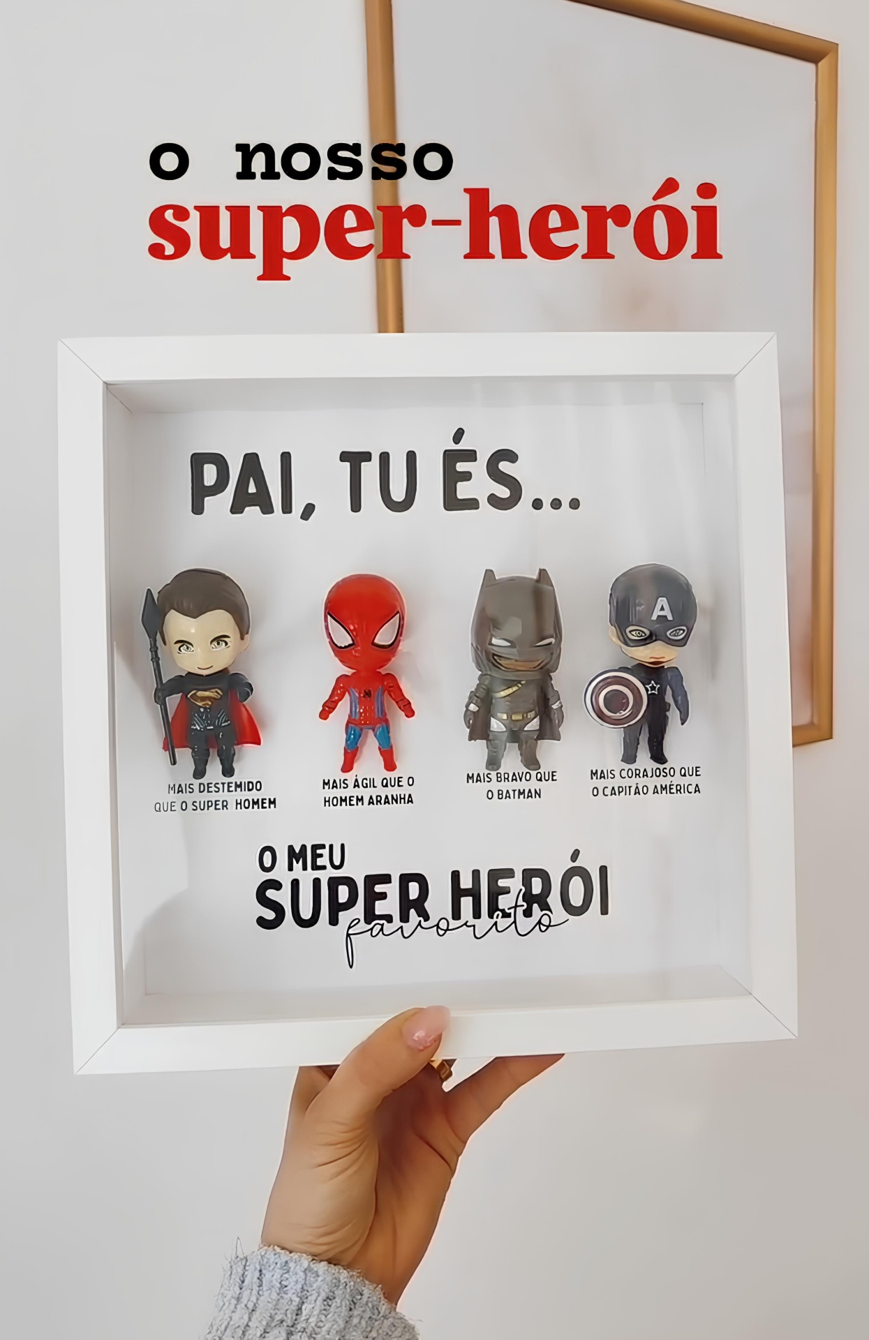 Moldura branca com mini figuras de super-heróis e texto em português sobre pai e super-herói.