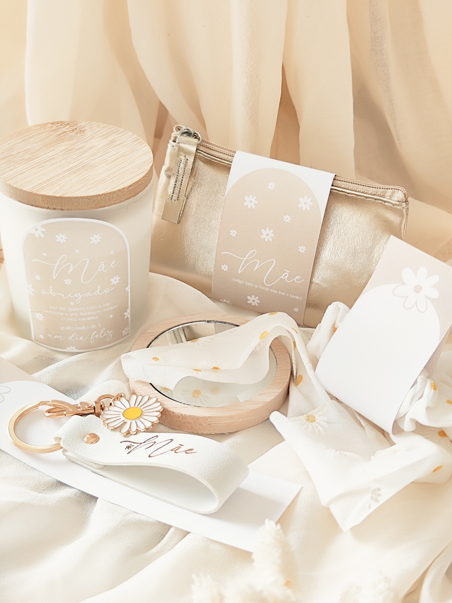 Conjunto de presentes para mãe com vela, bolsa dourada, chaveiro com flor, lenço com padrão amarelo e espelho redondo