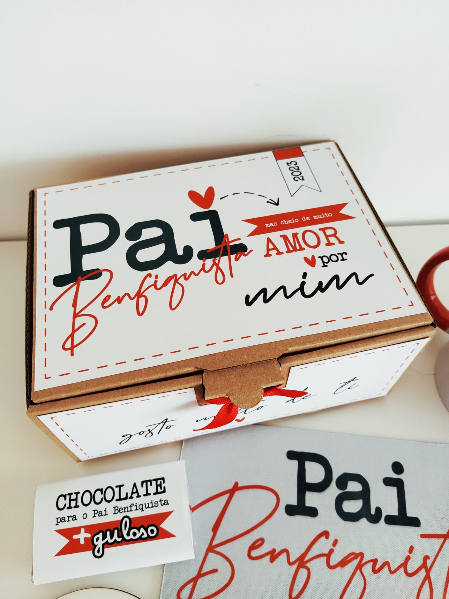 Caixa decorada com tema Benfiquista, embalagem de chocolate e tecido com texto relacionado