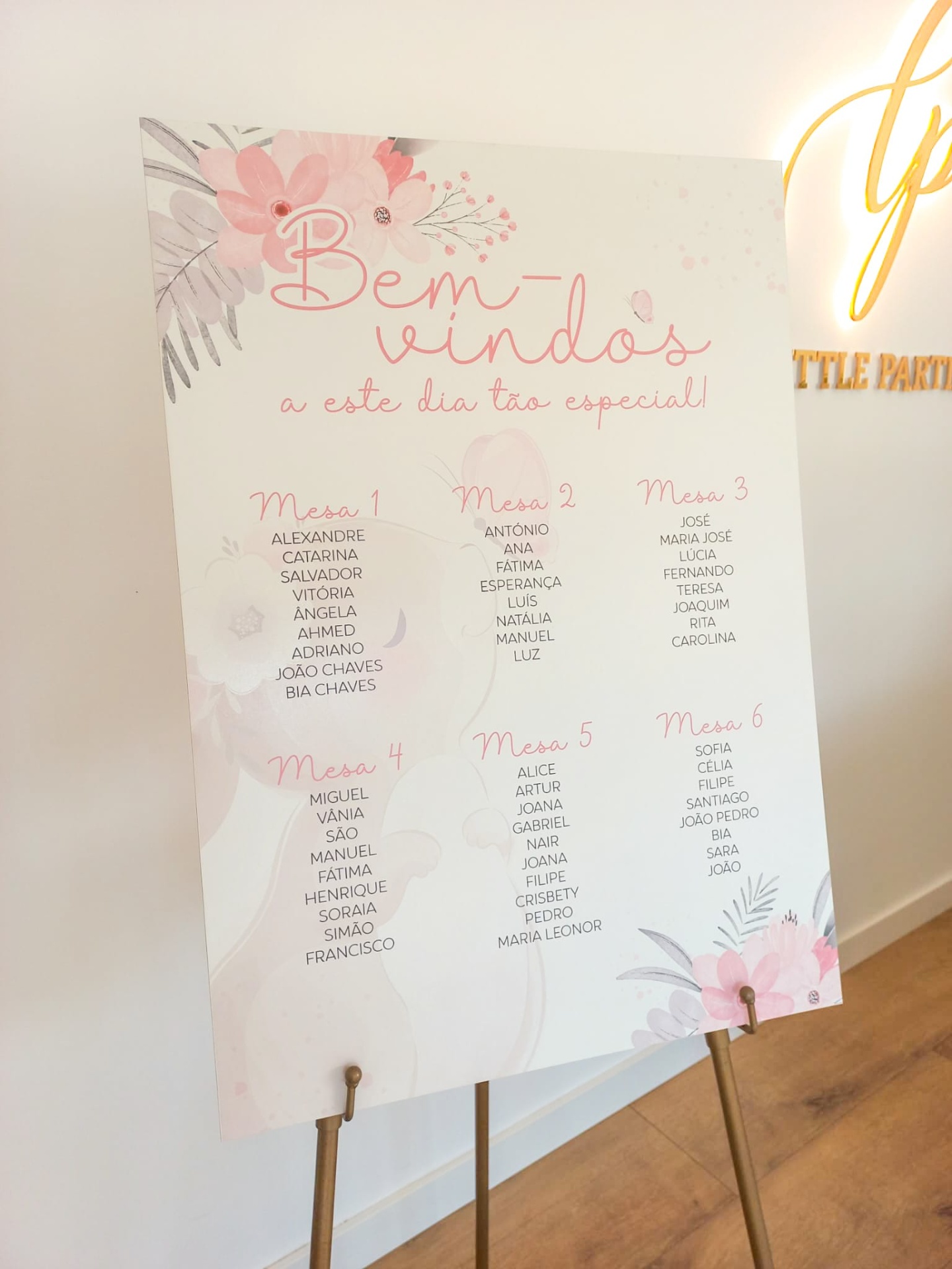 Cartaz decorativo com texto de boas-vindas e organização de mesas para evento