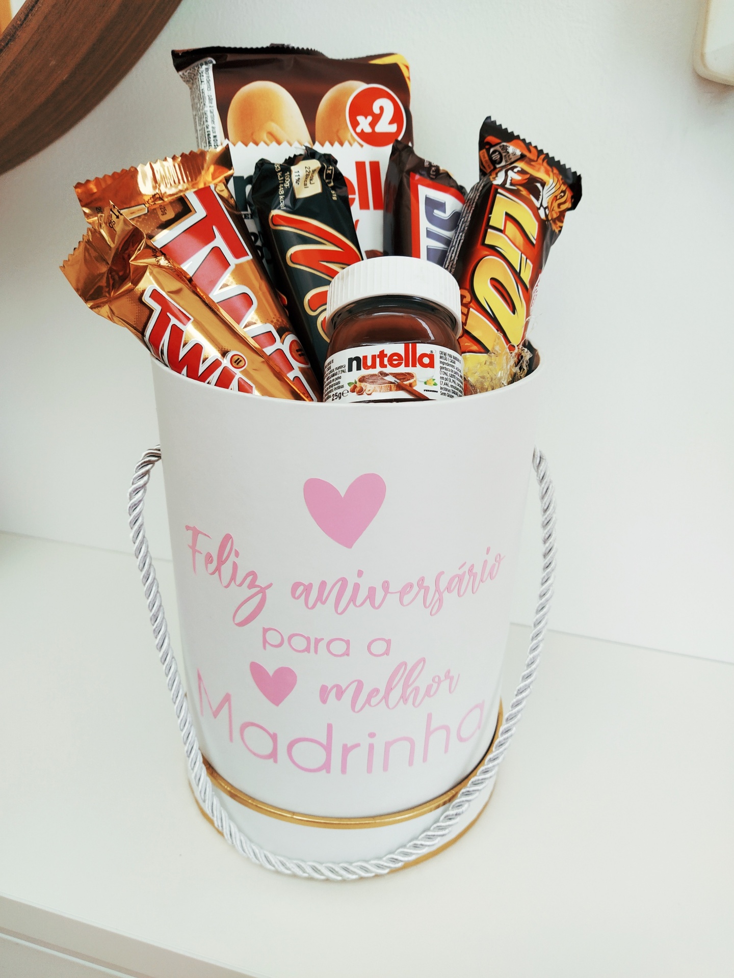 Embalagem branca com doces e mensagem de aniversário para madrinha