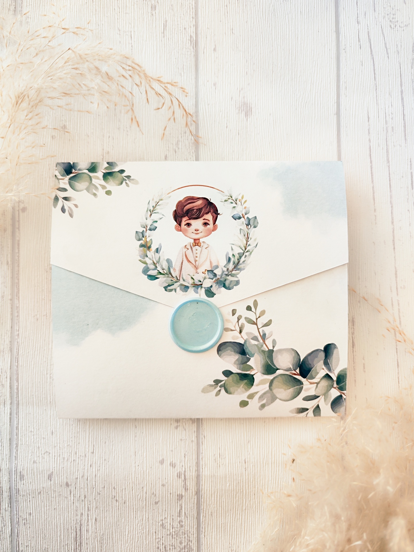 Envelope decorativo branco com selo azul e ilustração de criança e folhas verdes