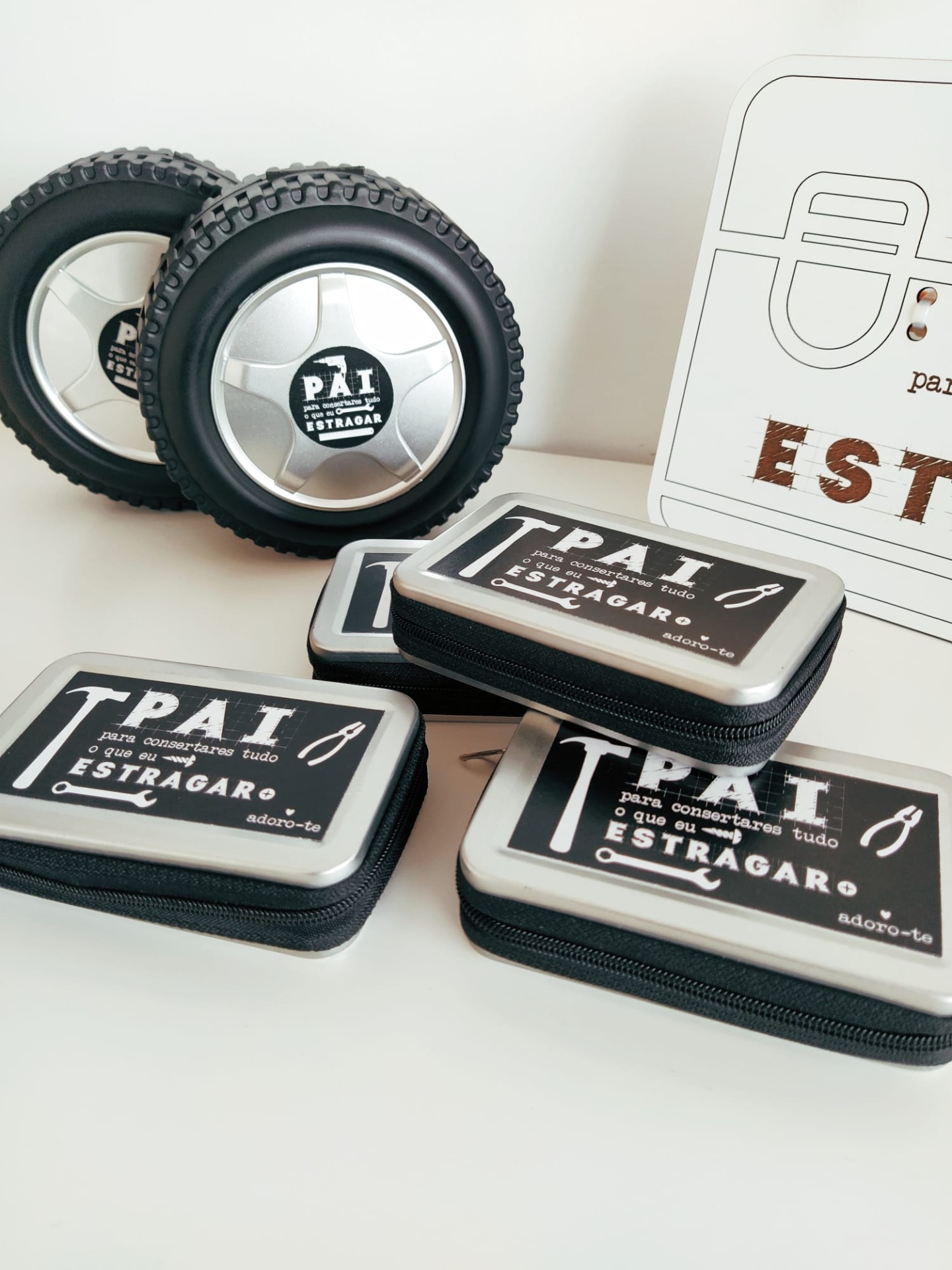 Estojo preto e prata com texto para pai, com rodas também na cor preta e prata