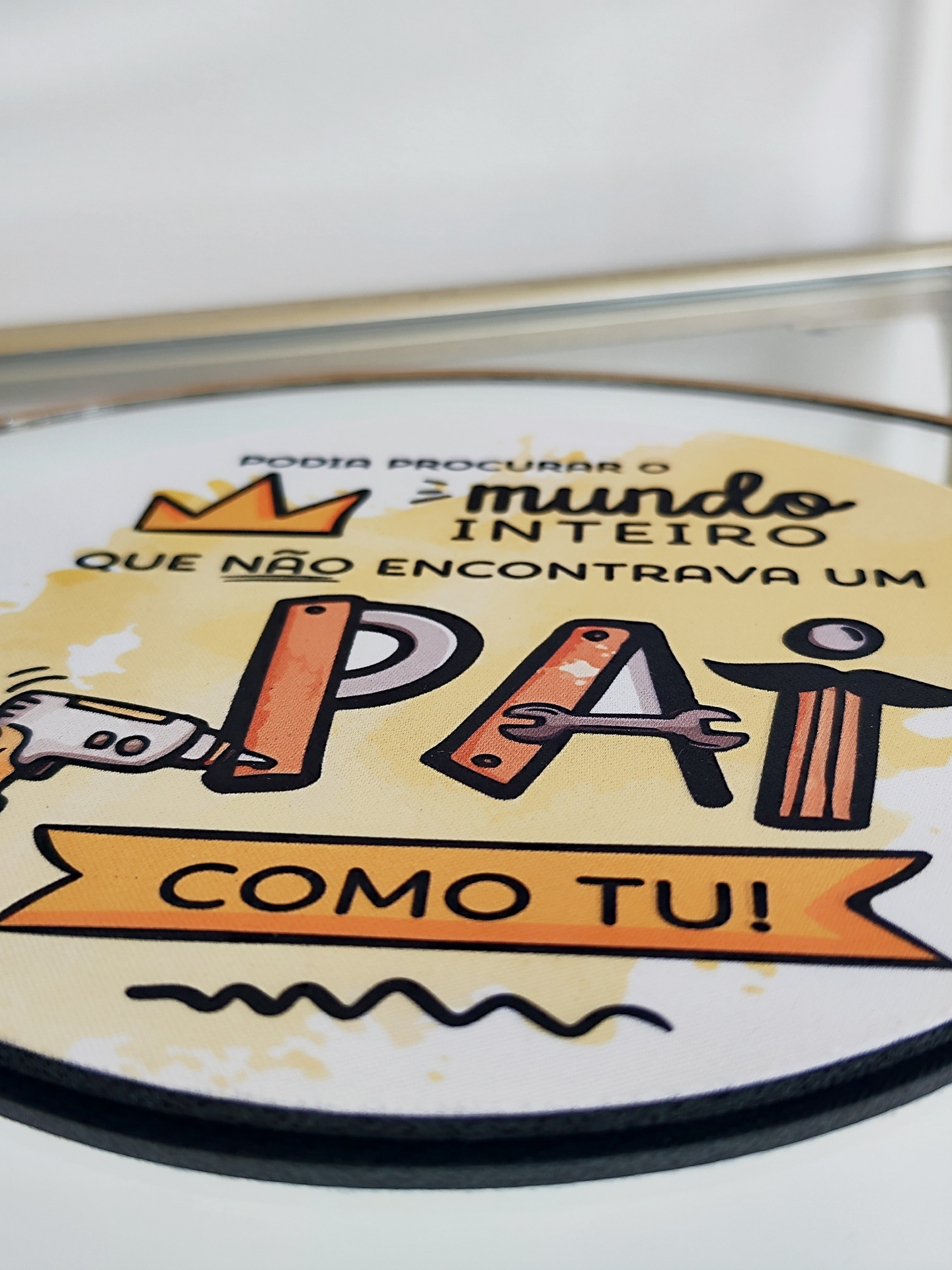 Disco de vinil com capa ilustrada e texto em português sobre pai.