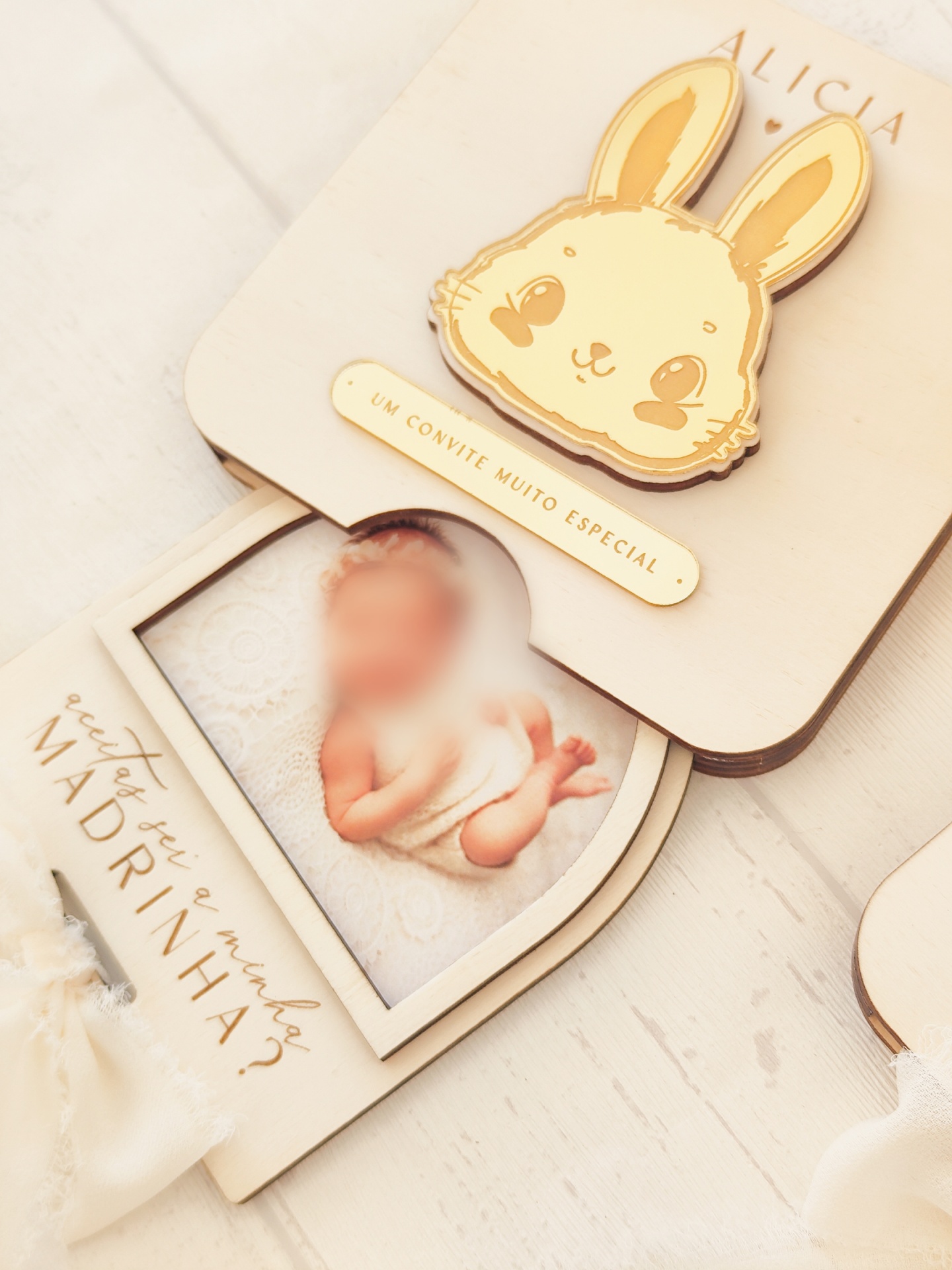 Convite de madeira com coelho amarelo, foto de bebé e texto em português