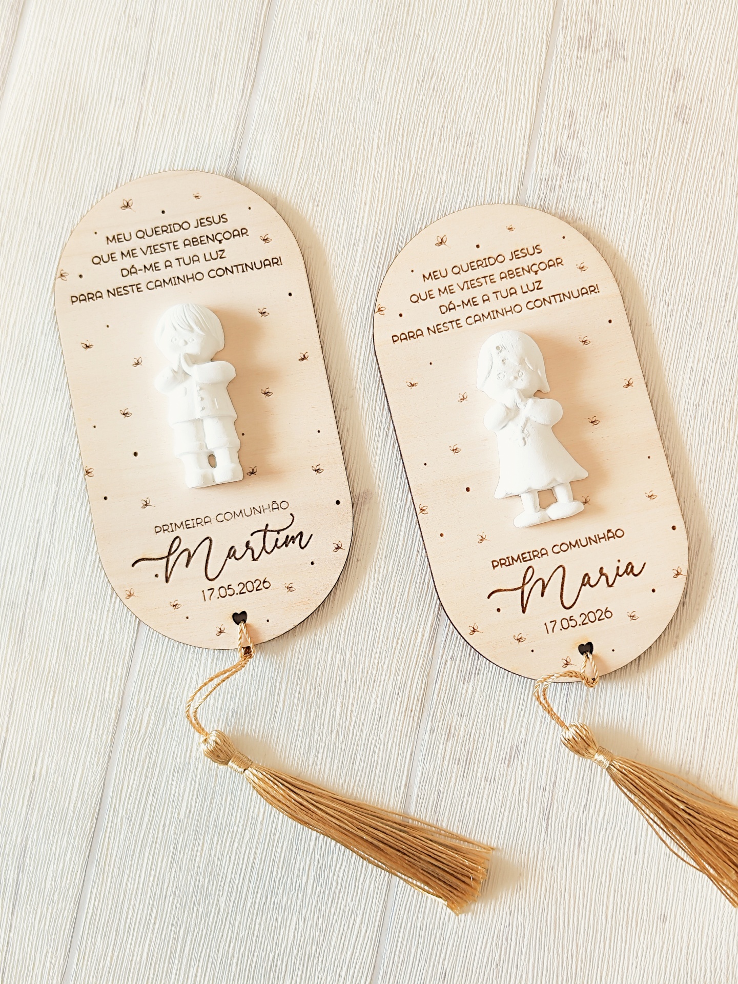 Placas decorativas de madeira com bonecos em relevo e tassel dourado