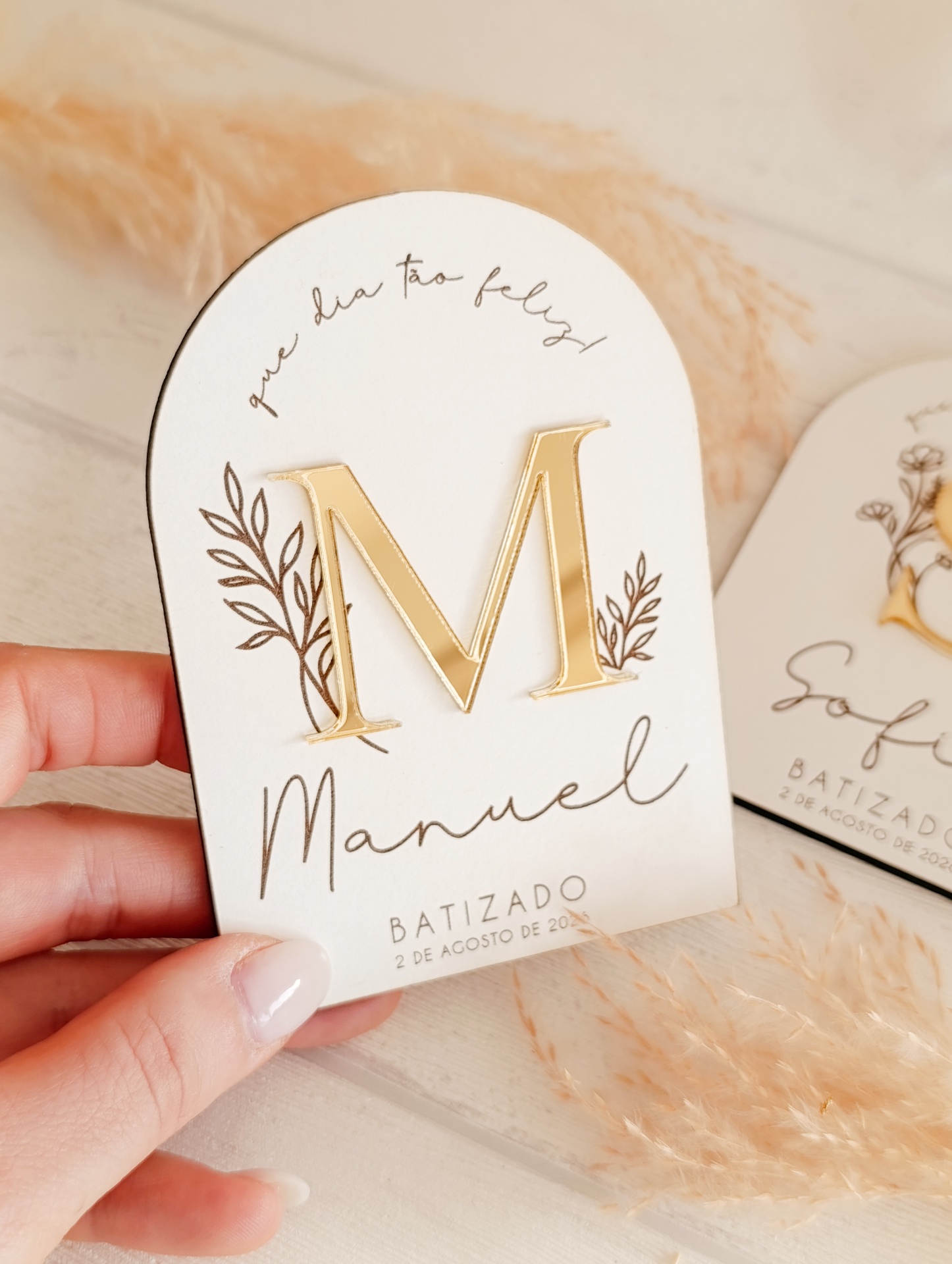 Cartão de batizado com letra M dourada e texto manuscrito