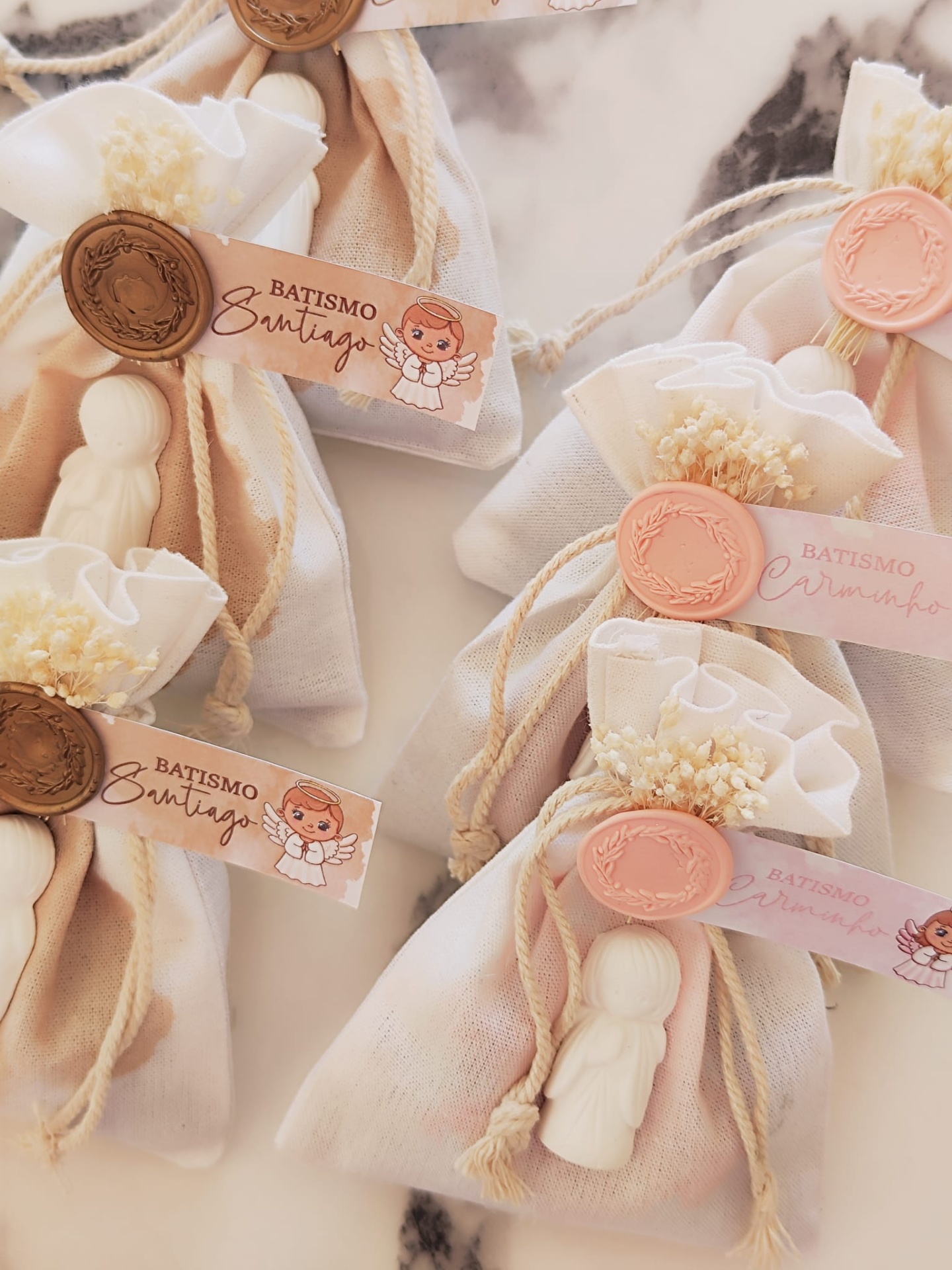 Saquinhos de tecido decorados para batismo com bonecos e flores secas