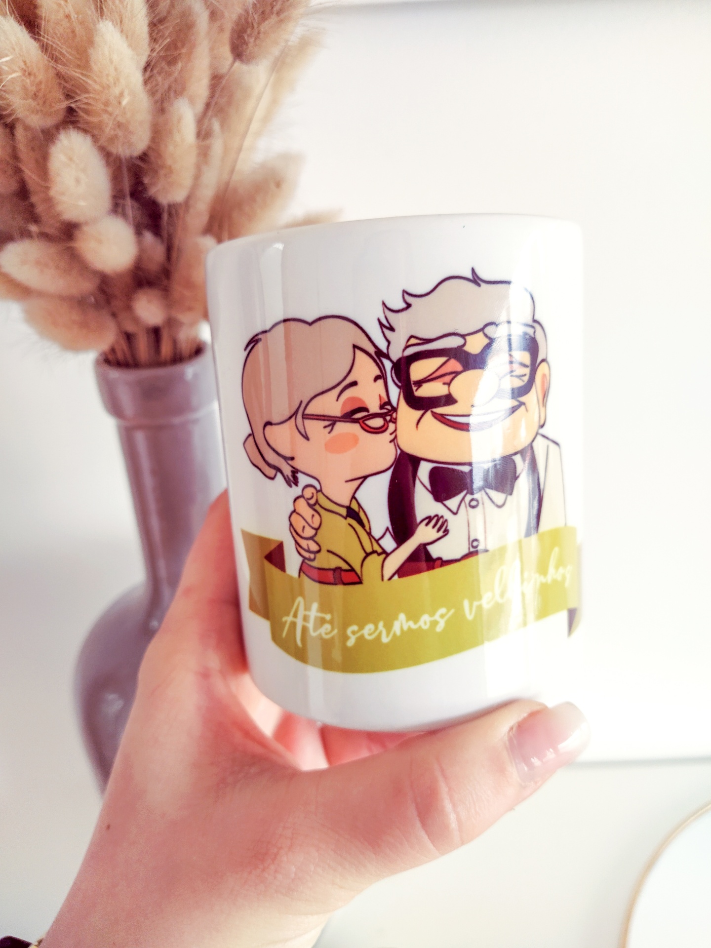 Caneca branca com caricatura de casal idoso e texto