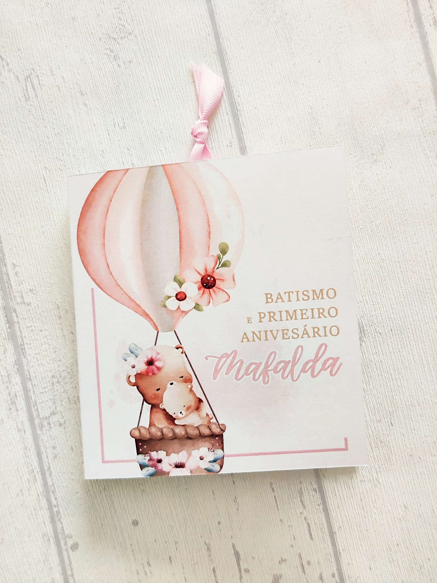 cartão decorativo batismo primeiro aniversário com balão rosa e ursinho