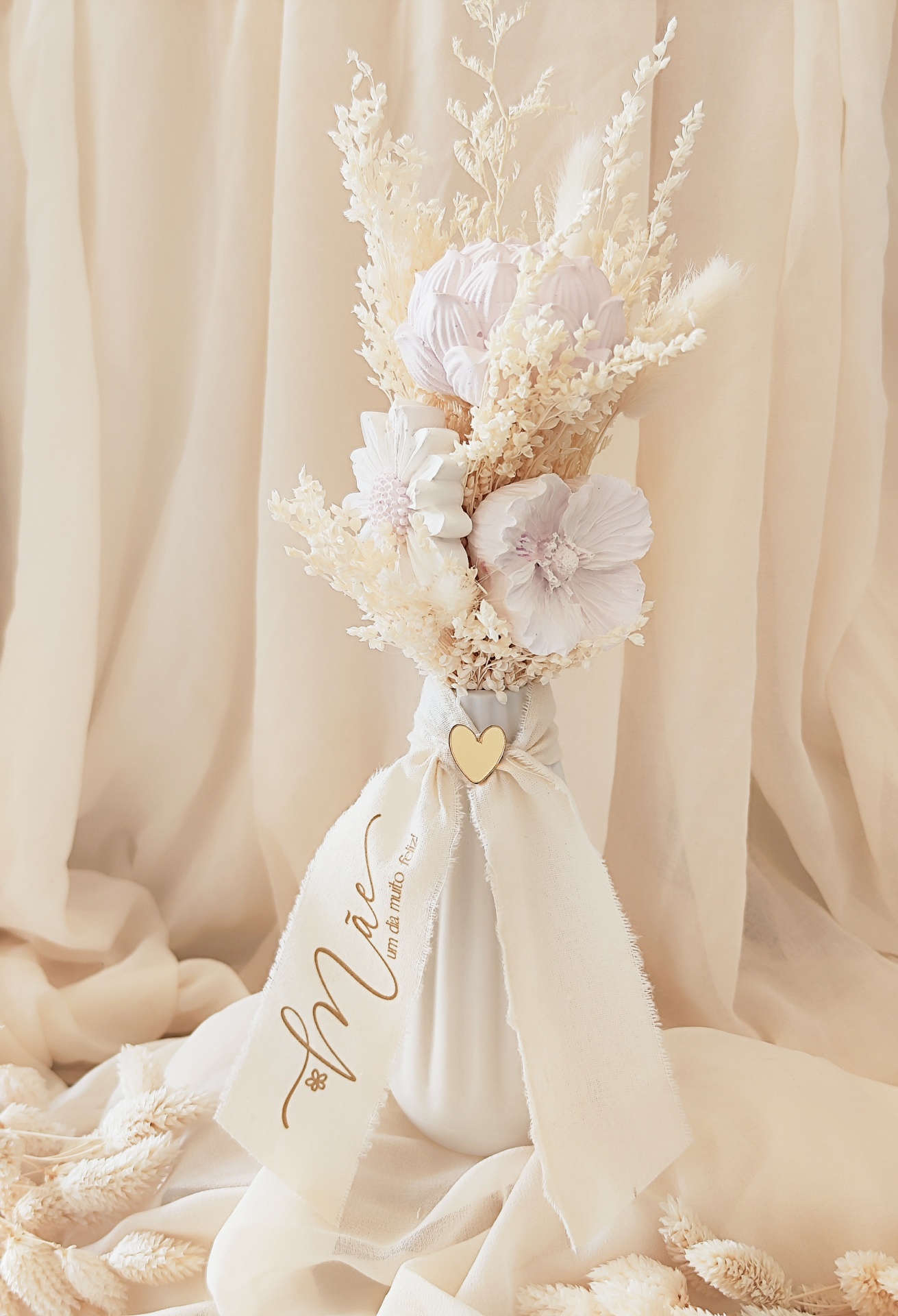 Vaso branco com flores secas e fita decorativa com texto para o dia da mãe