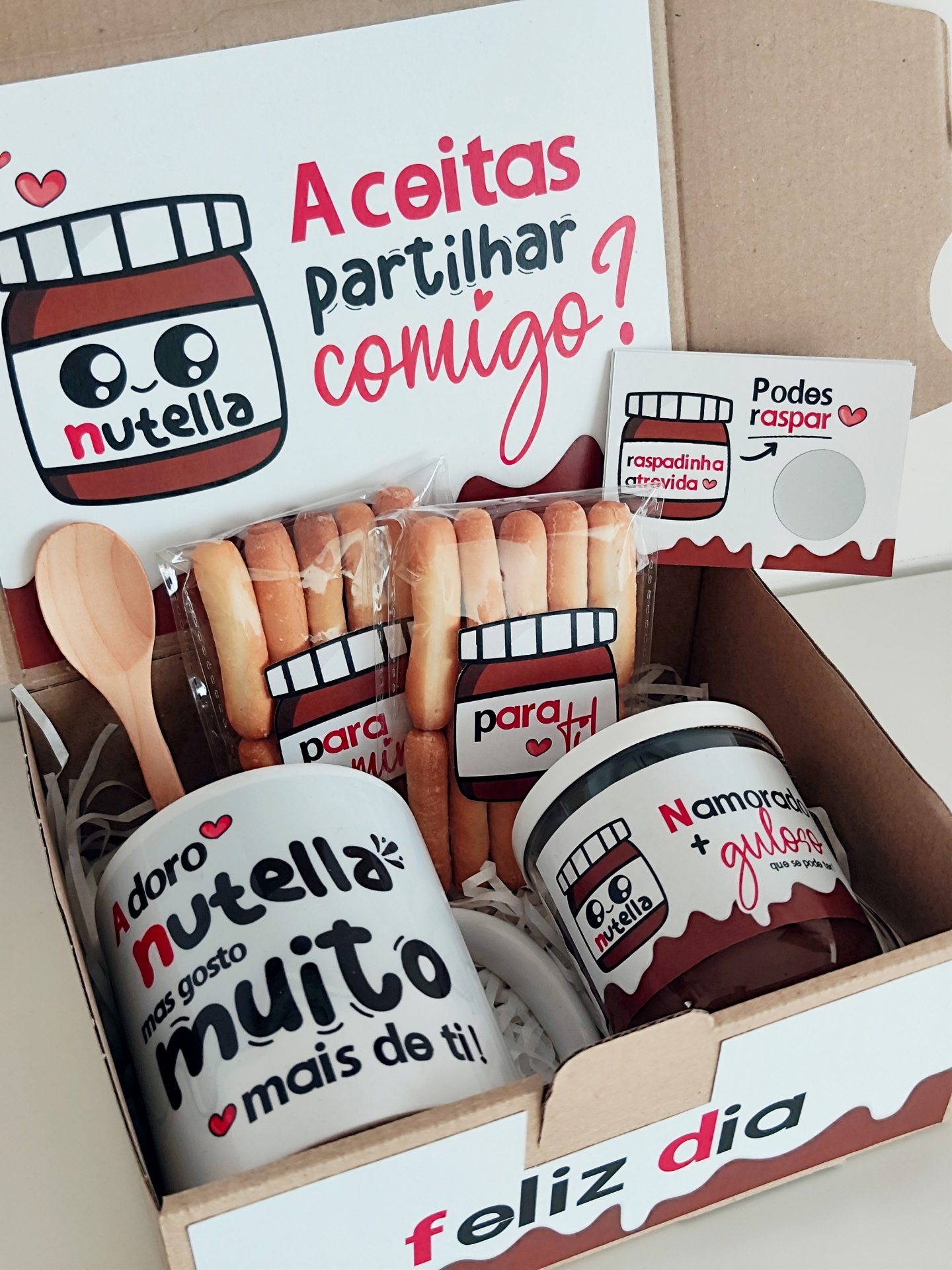 Caixa de presente com caneca, pote de Nutella, bolachas, colheres e cartões com textos carinhosos.
