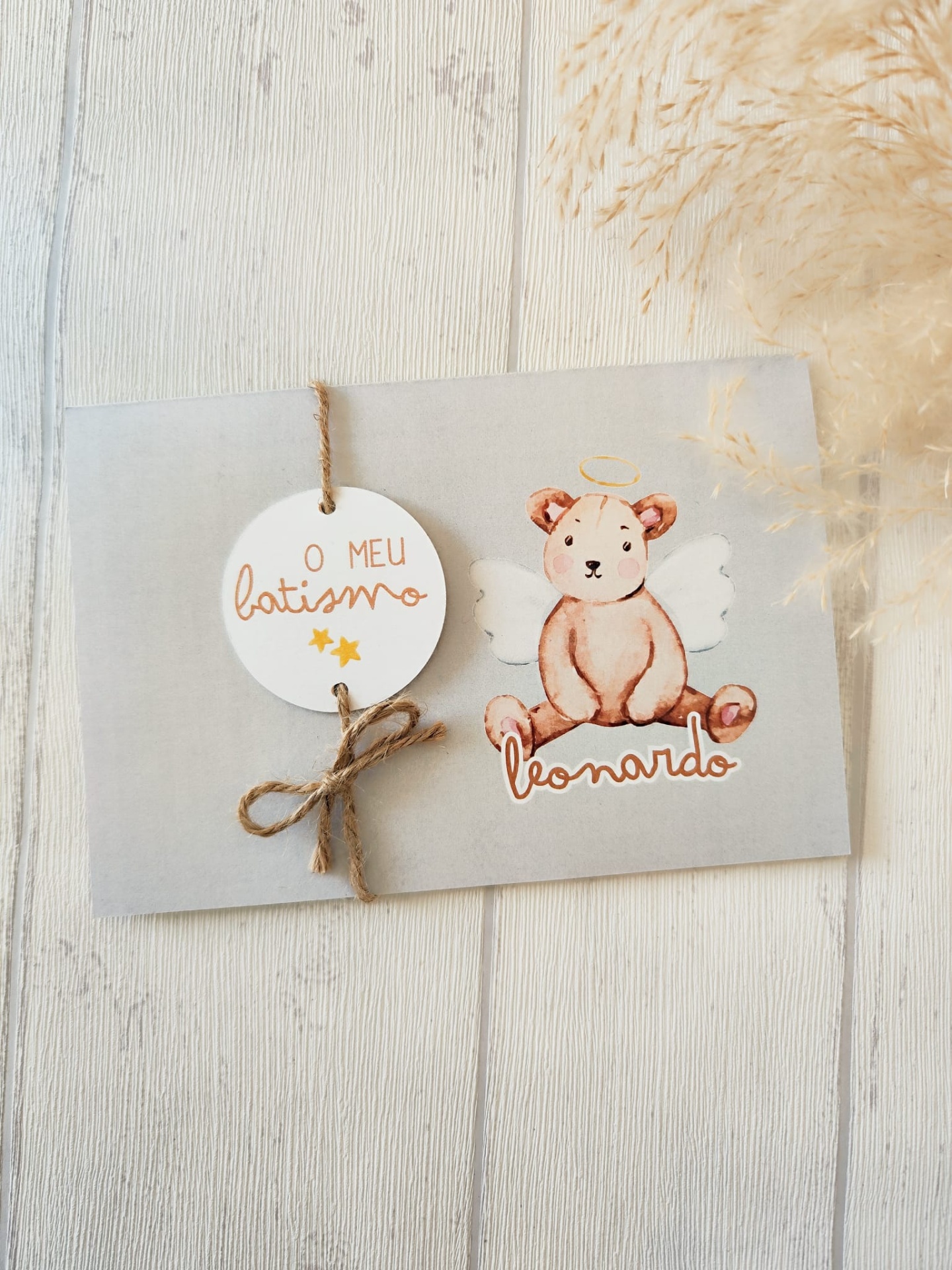 Convite de batismo com desenho de ursinho anjo e texto 'O MEU batismo'