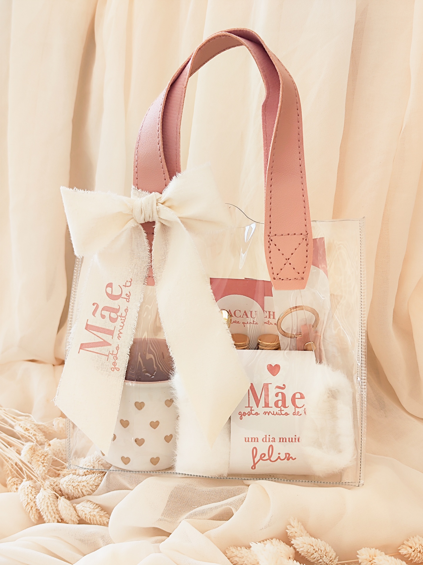 Saco transparente com pegas em pele rosa e laço decorativo branco