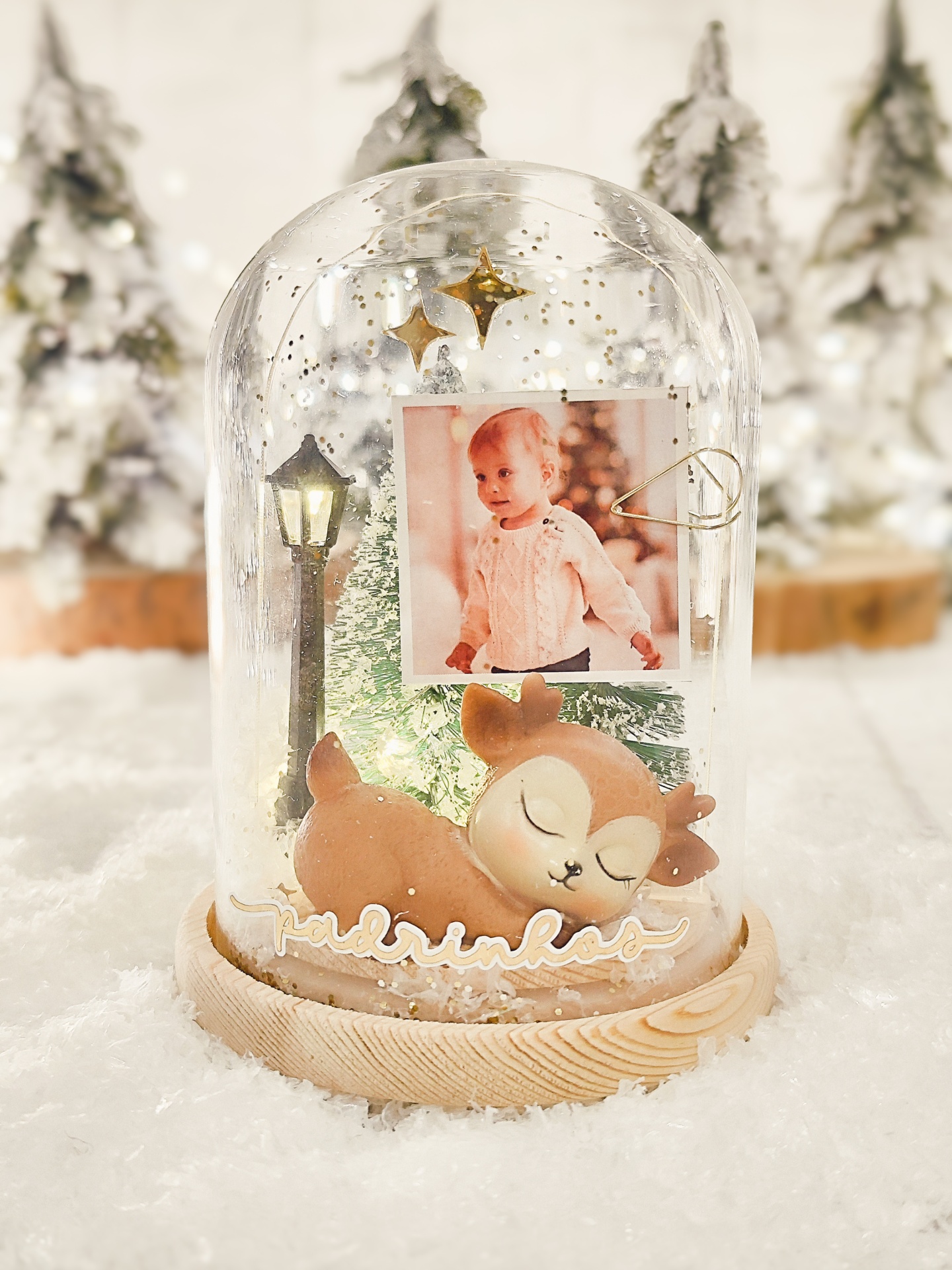 Decoração de Natal em redoma de vidro com veado, árvore de Natal, candeeiro, foto de criança e palavra padrinhos