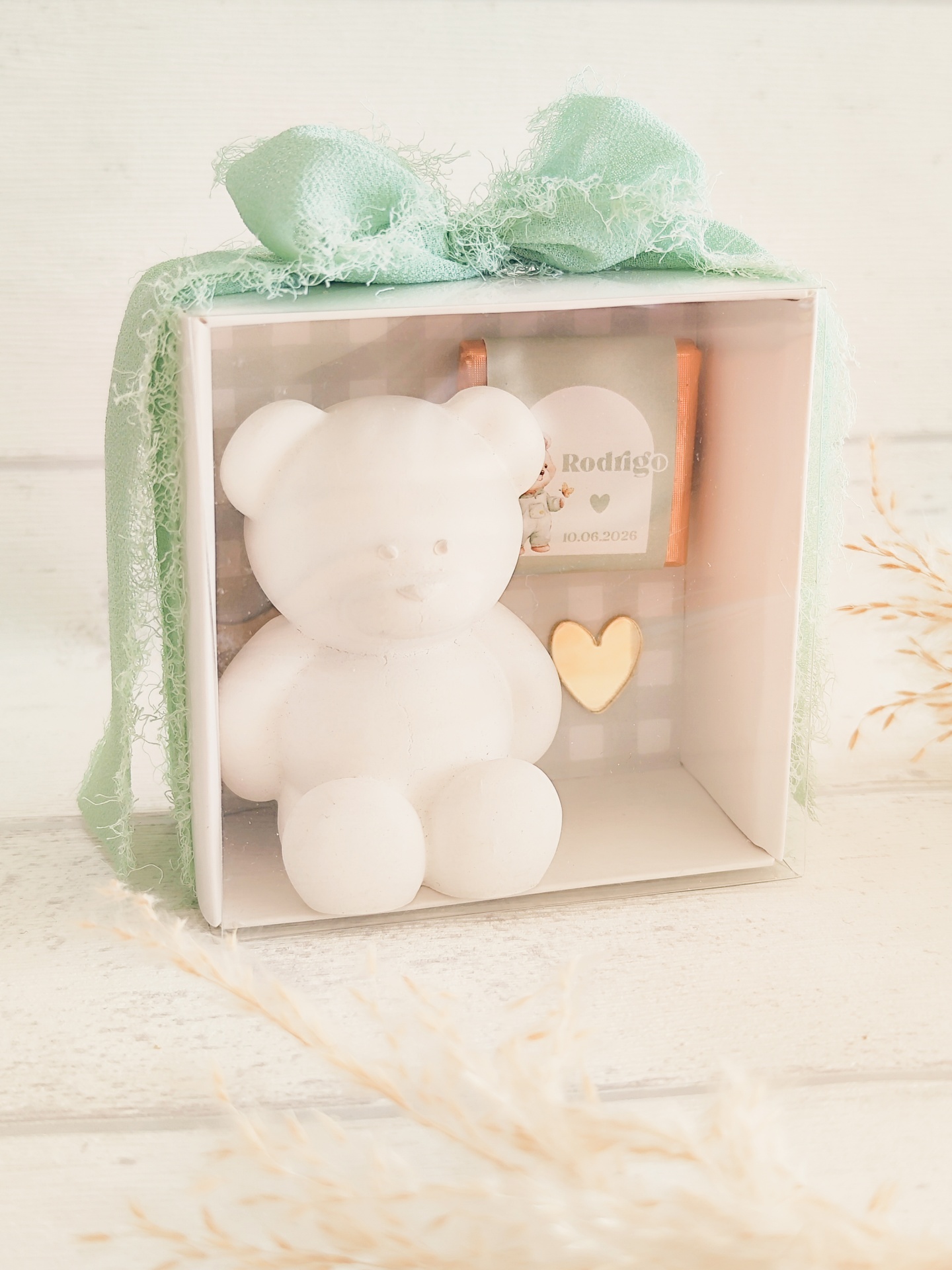 Caixa de presente com um ursinho branco, coração dourado e chocolate personalizado