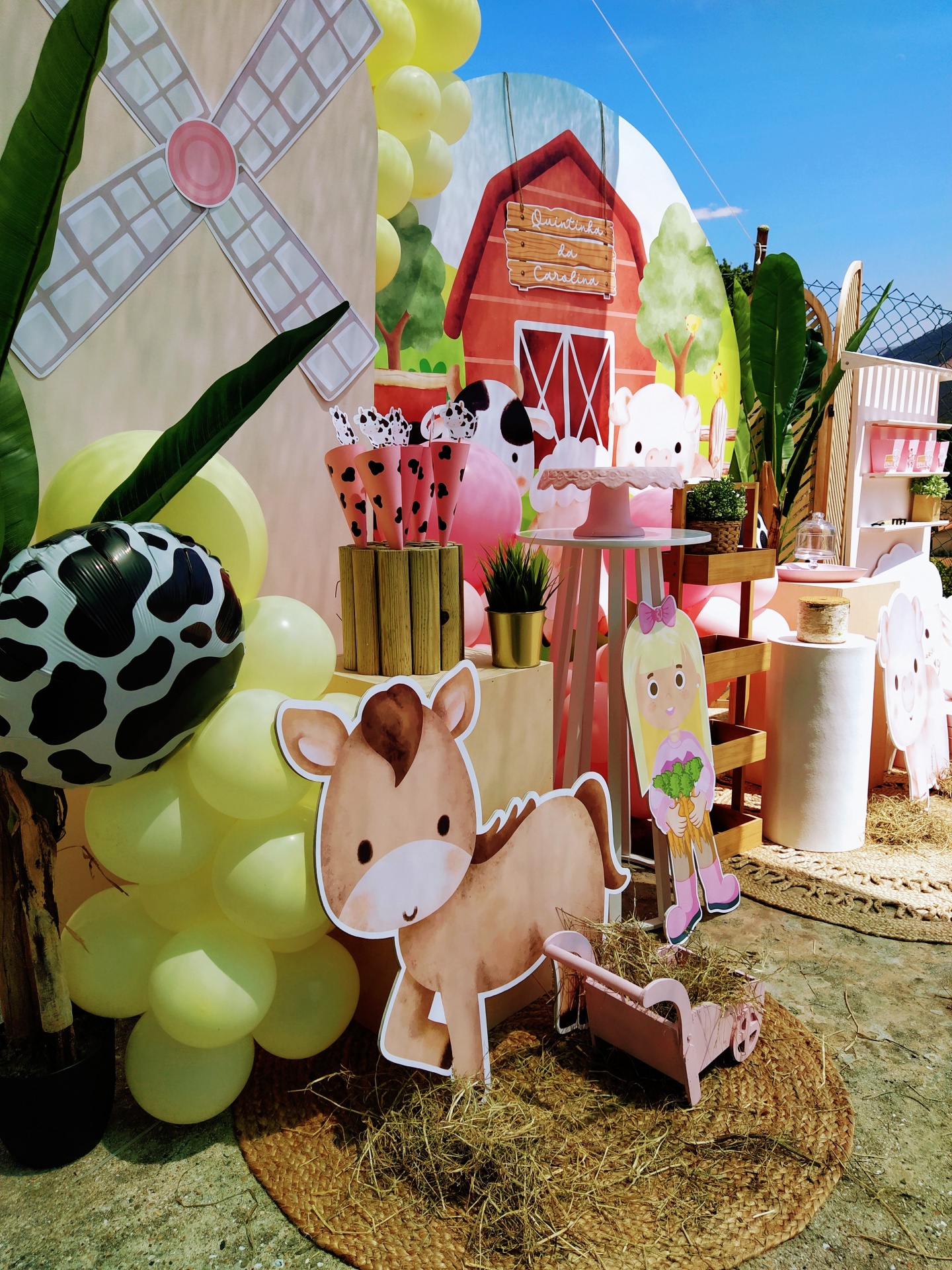 Decoração infantil temática de fazenda com balões e figuras de animais