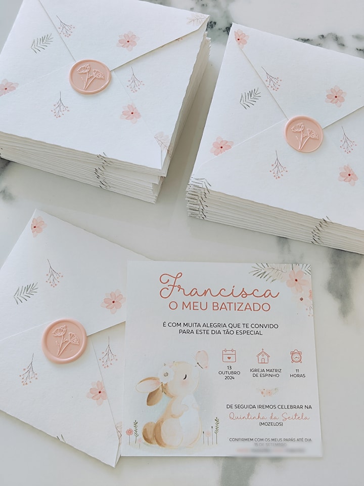 Convite de batizado com selo de cera rosa e ilustração de coelho