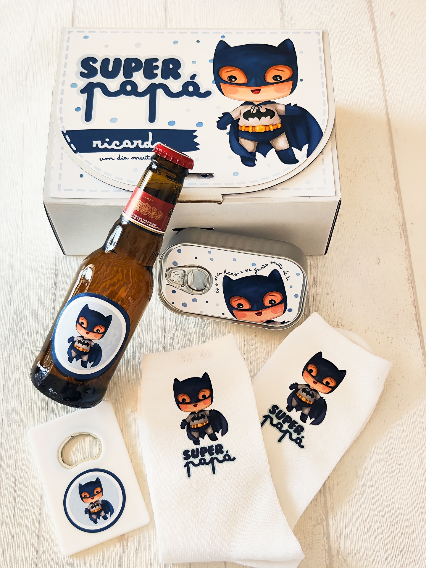 Conjunto de presente de super papá com ilustração estilo Batman em vários itens.