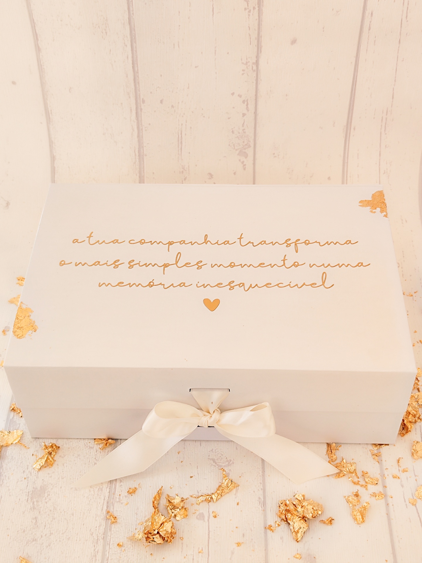 Caixa de presente branca com texto dourado e fita branca