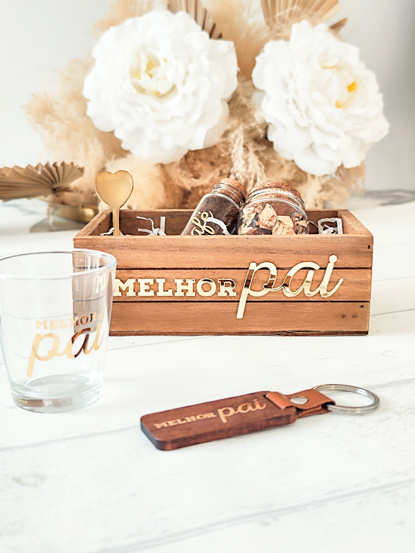 Conjunto presente para o melhor pai com caixa de madeira, copo, porta-chaves e decoração em fundo claro