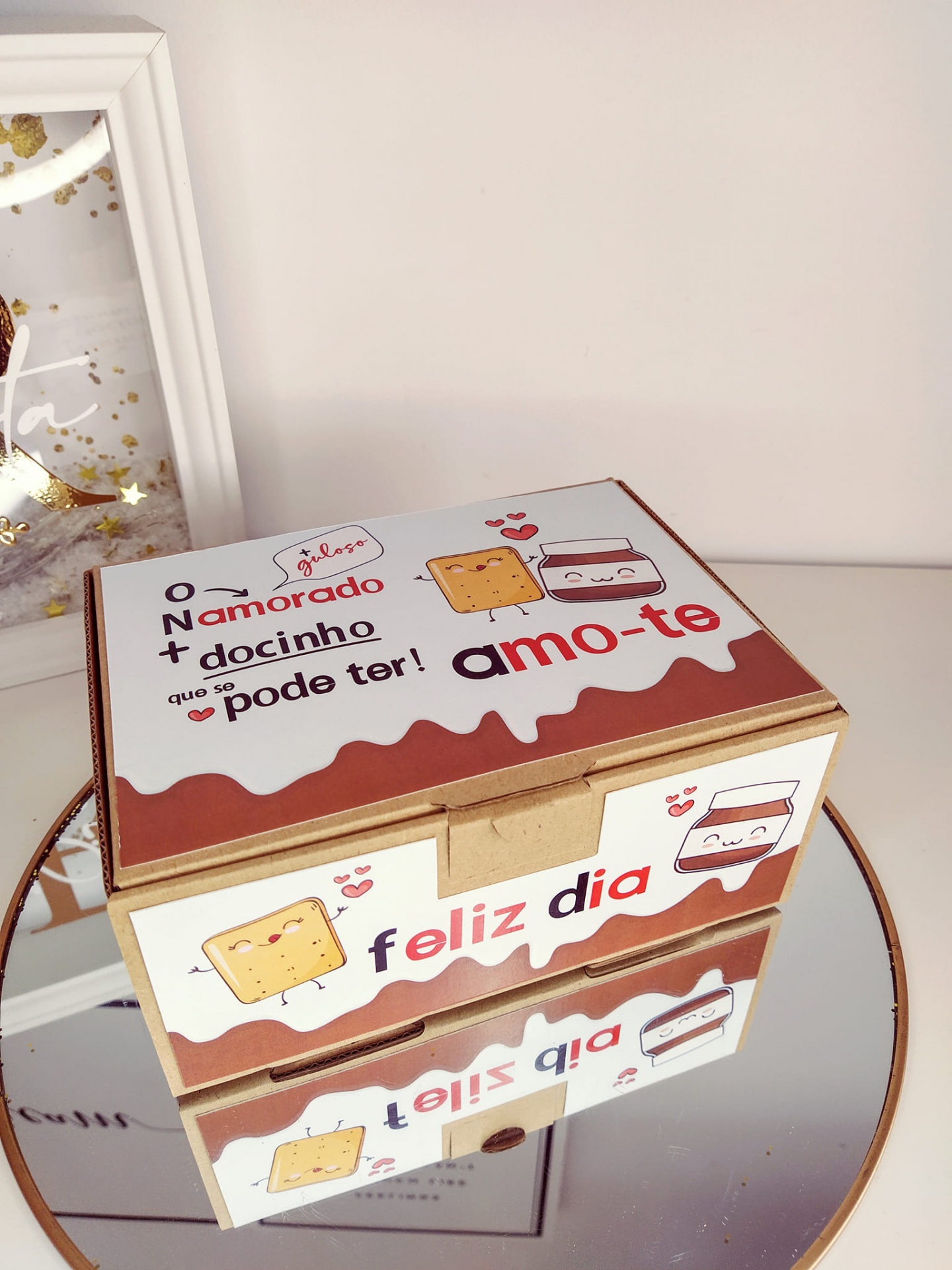 Caixa de presente decorativa com textos em português e desenhos de bolachas e gelado