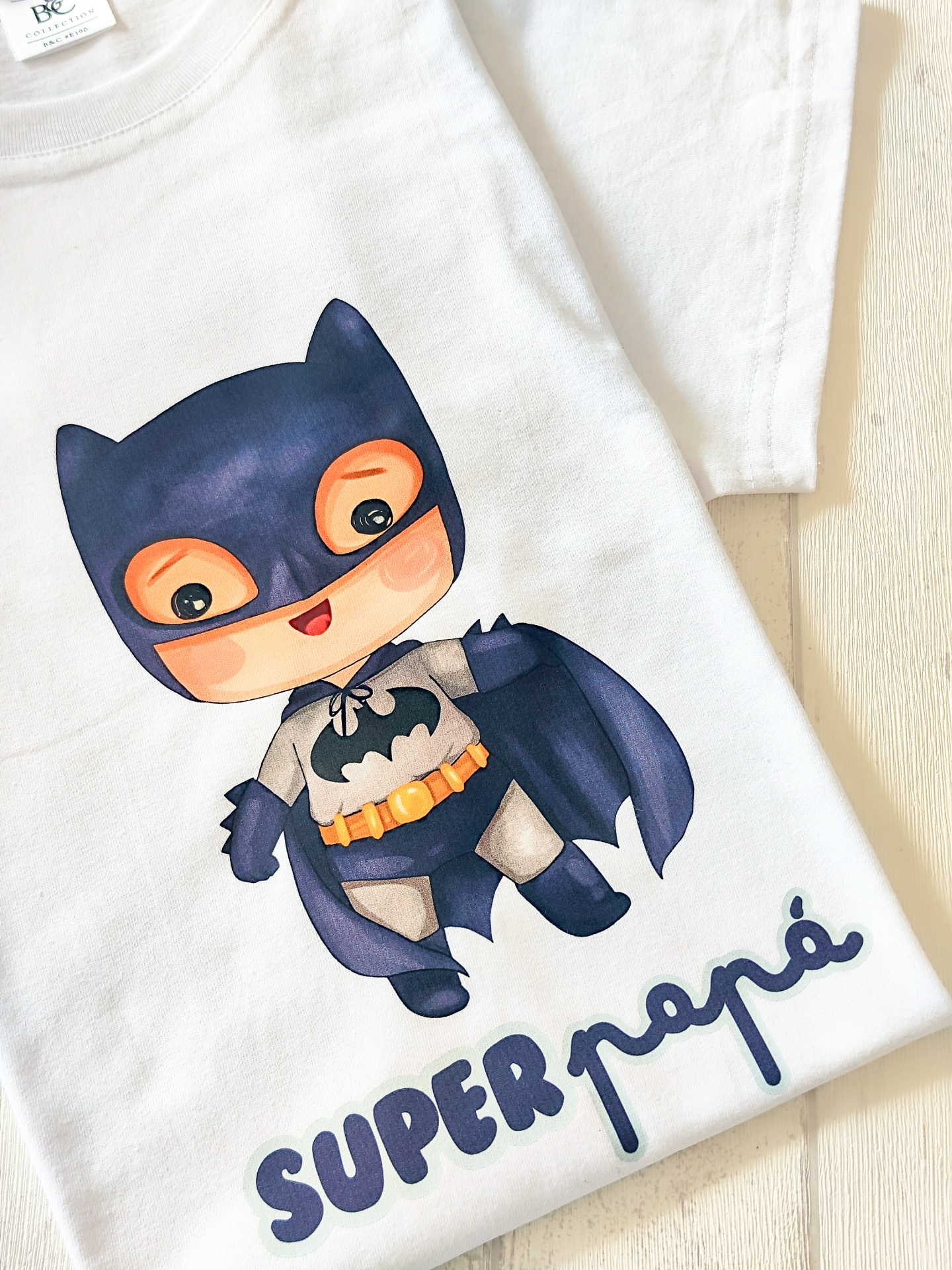 T-shirt branca com estampa de Batman cartoon e texto SUPER papá