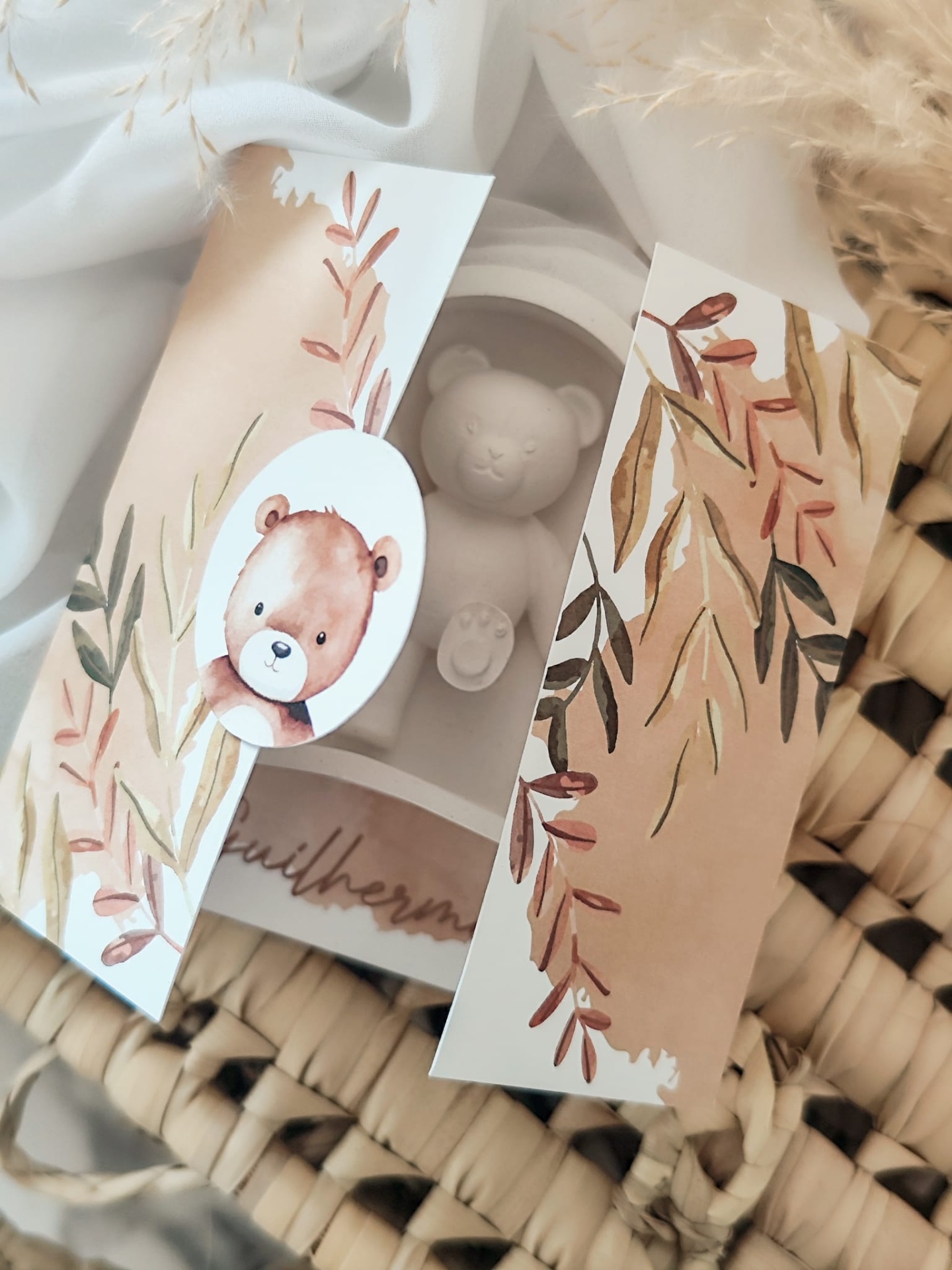 Caixa de presente com design floral e ursinho branco dentro