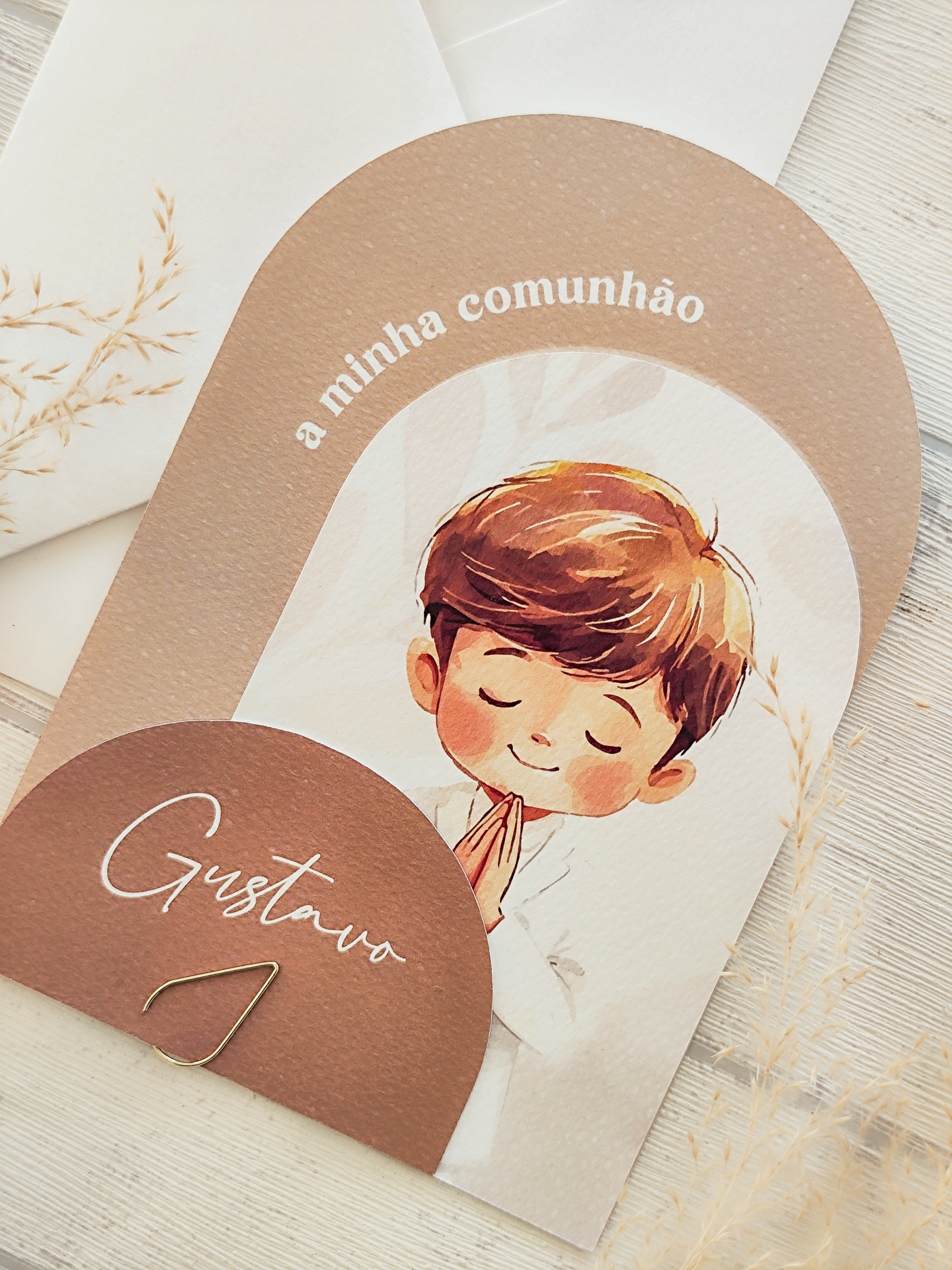 Cartão de comunhão com ilustração de menino a rezar, texto a minha comunhão e Gustavo, fundo castanho e bege.