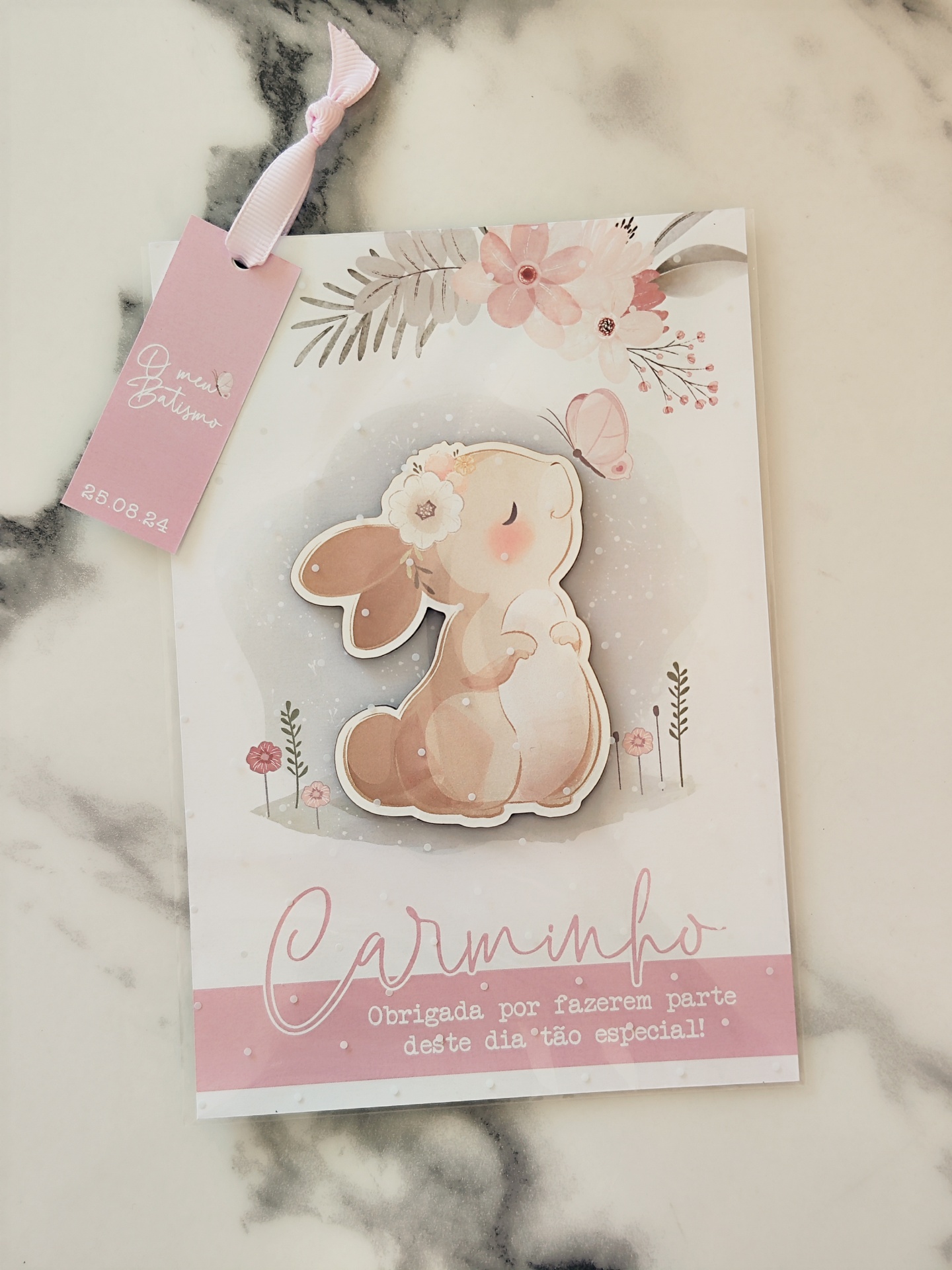 Cartão com coelho e texto de agradecimento com etiqueta rosa pendurada