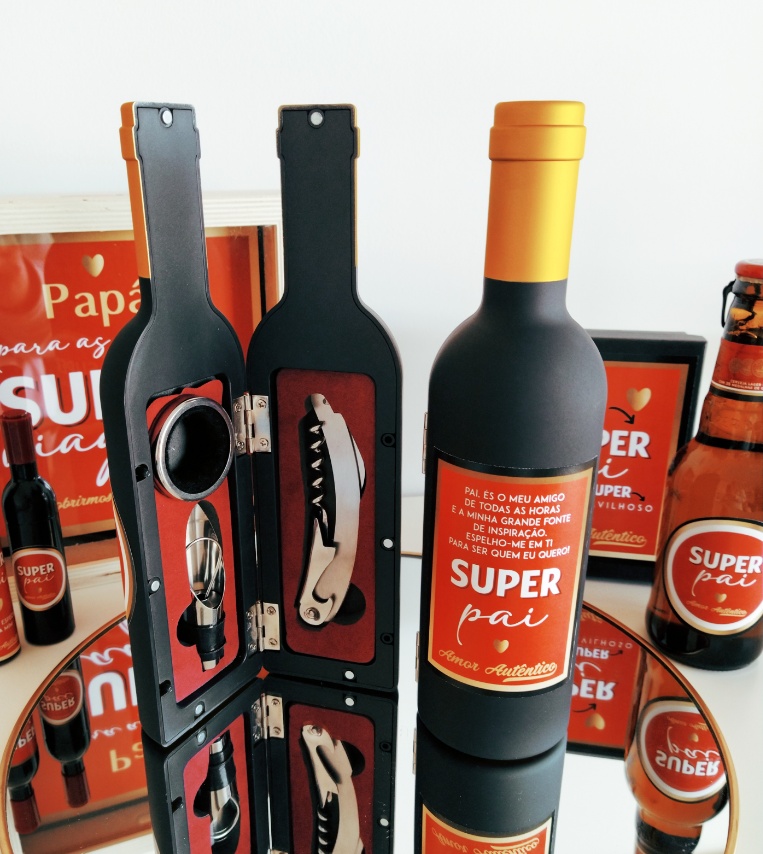 Conjunto abridor vinho estojo garrafa preta e garrafa decorativa com rótulo vermelho 'SUPER pai'