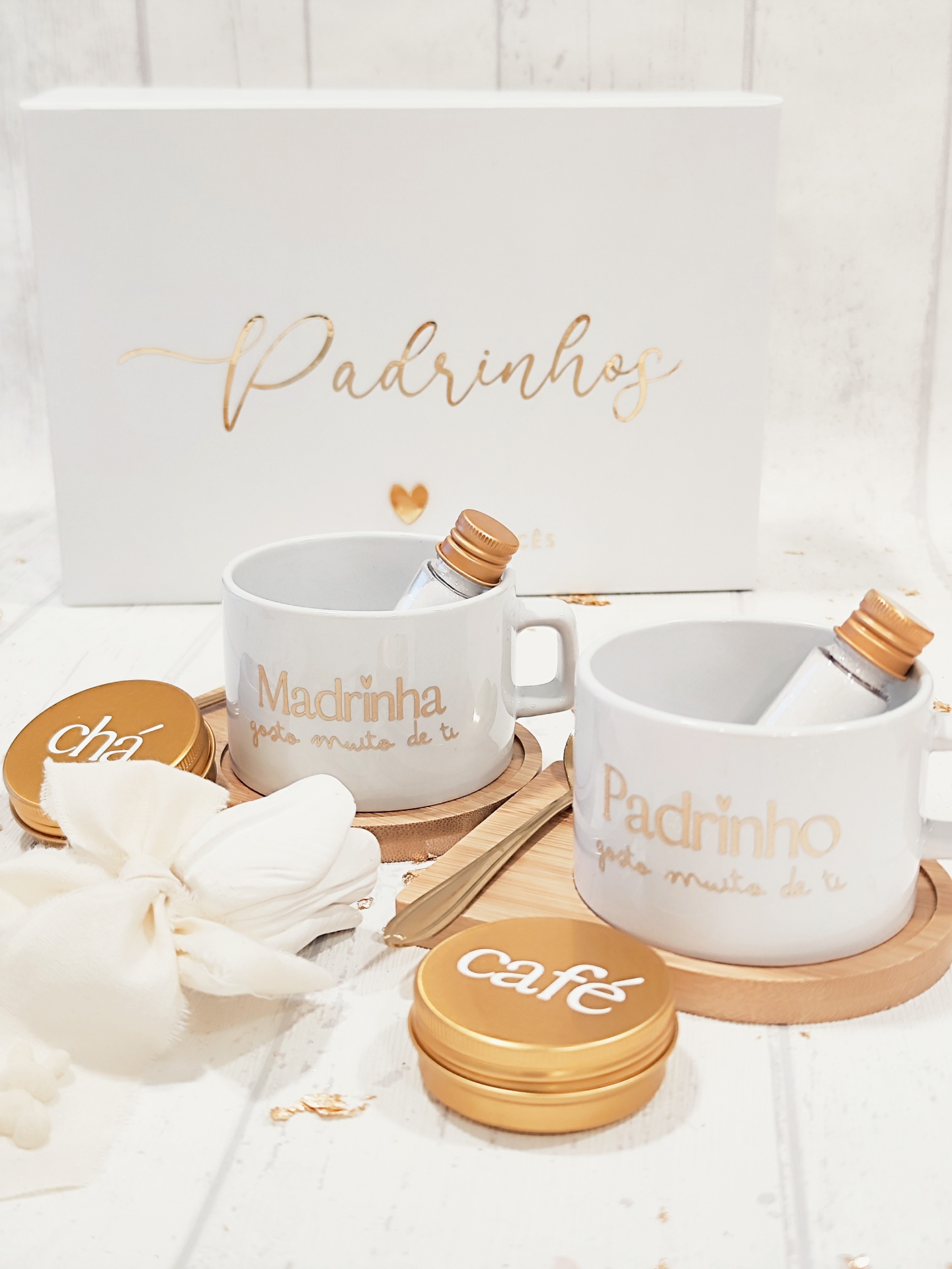Conjunto de prendas para padrinhos com canecas, latas para chá e café, garrafinhas e caixa branca com texto dourado