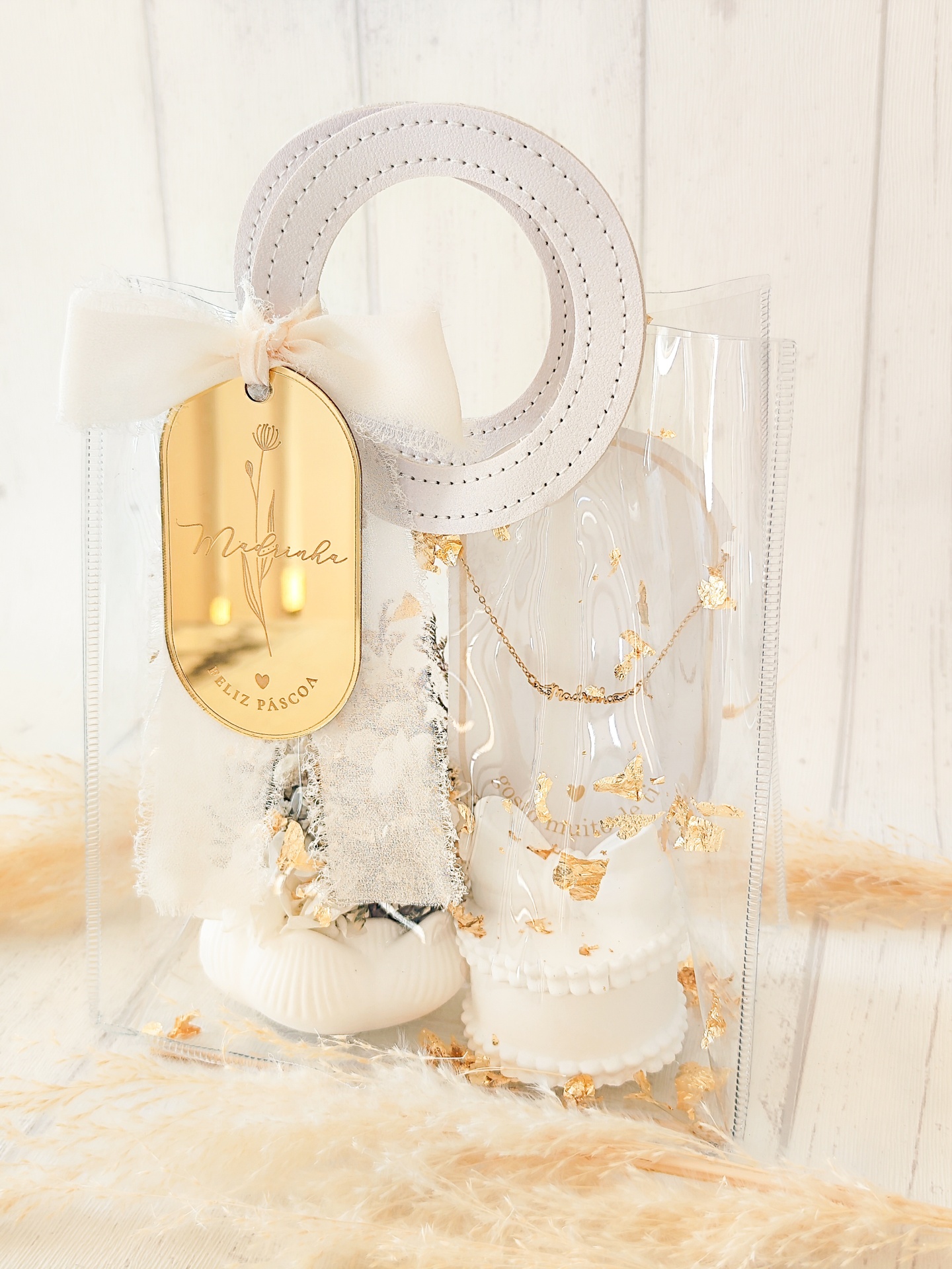 Saco transparente com vela decorativa e etiqueta dourada