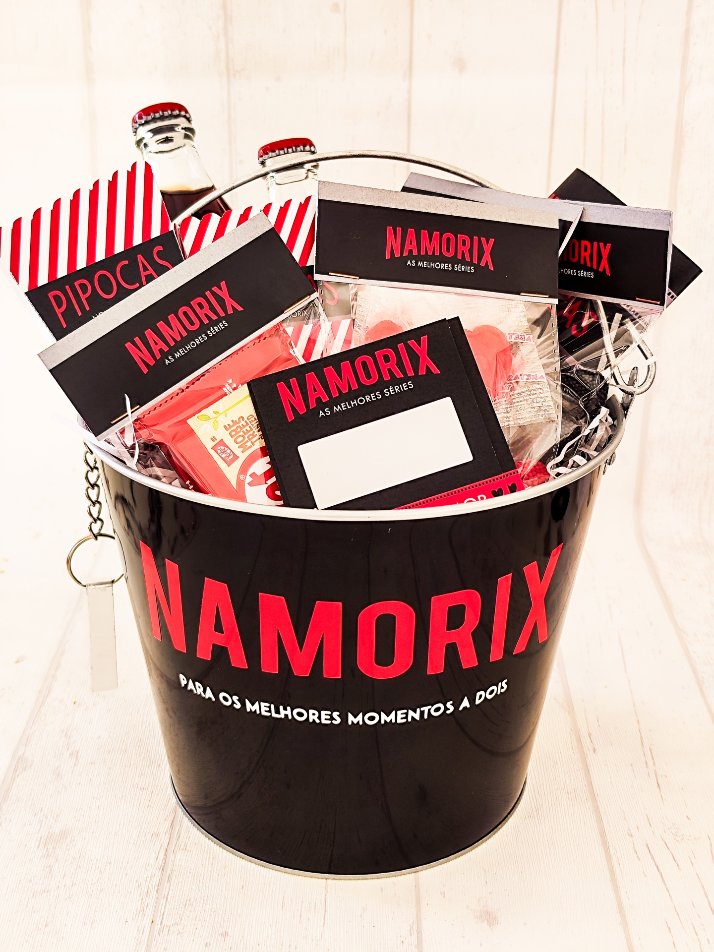 Balde preto NAMORIX com artigos de cinema e pipocas