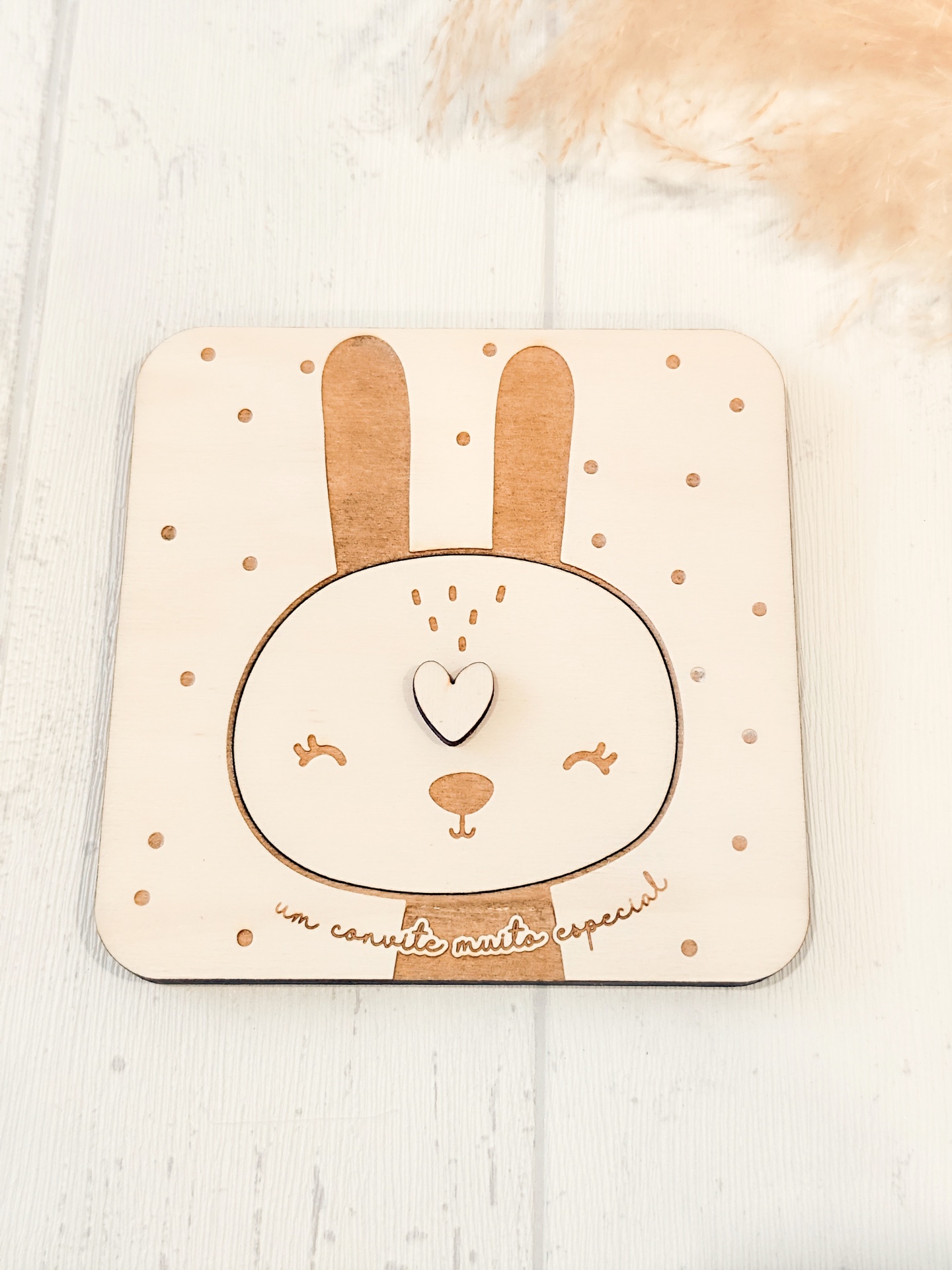 Bloco decorativo de madeira com ilustração de coelho e texto