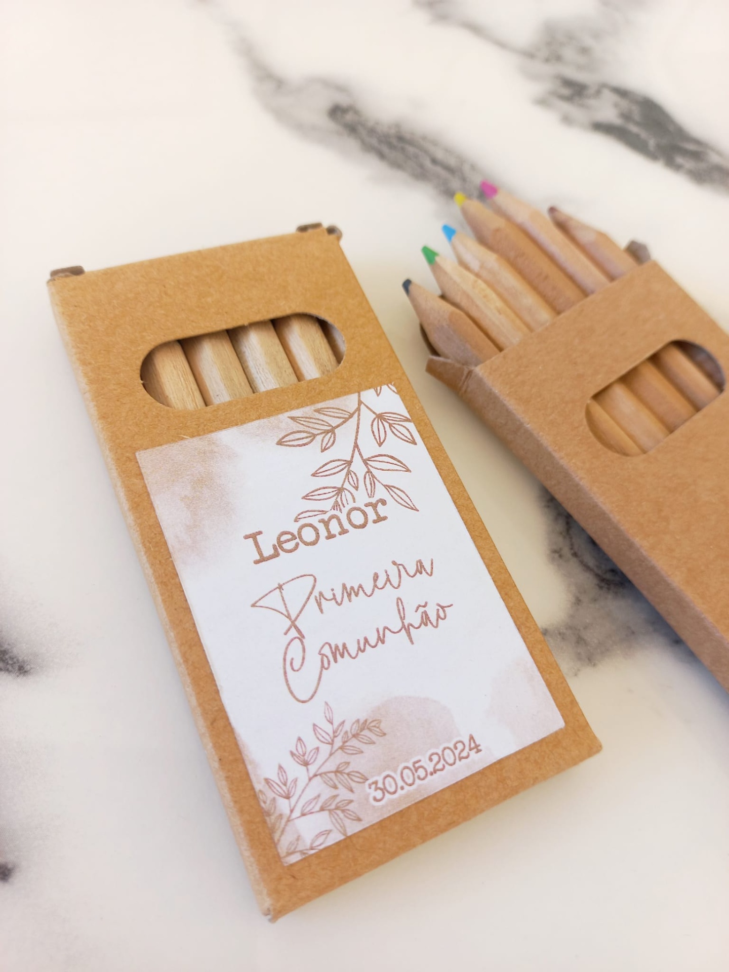 Caixas de lápis de cor com etiqueta personalizada para Primeira Comunhão