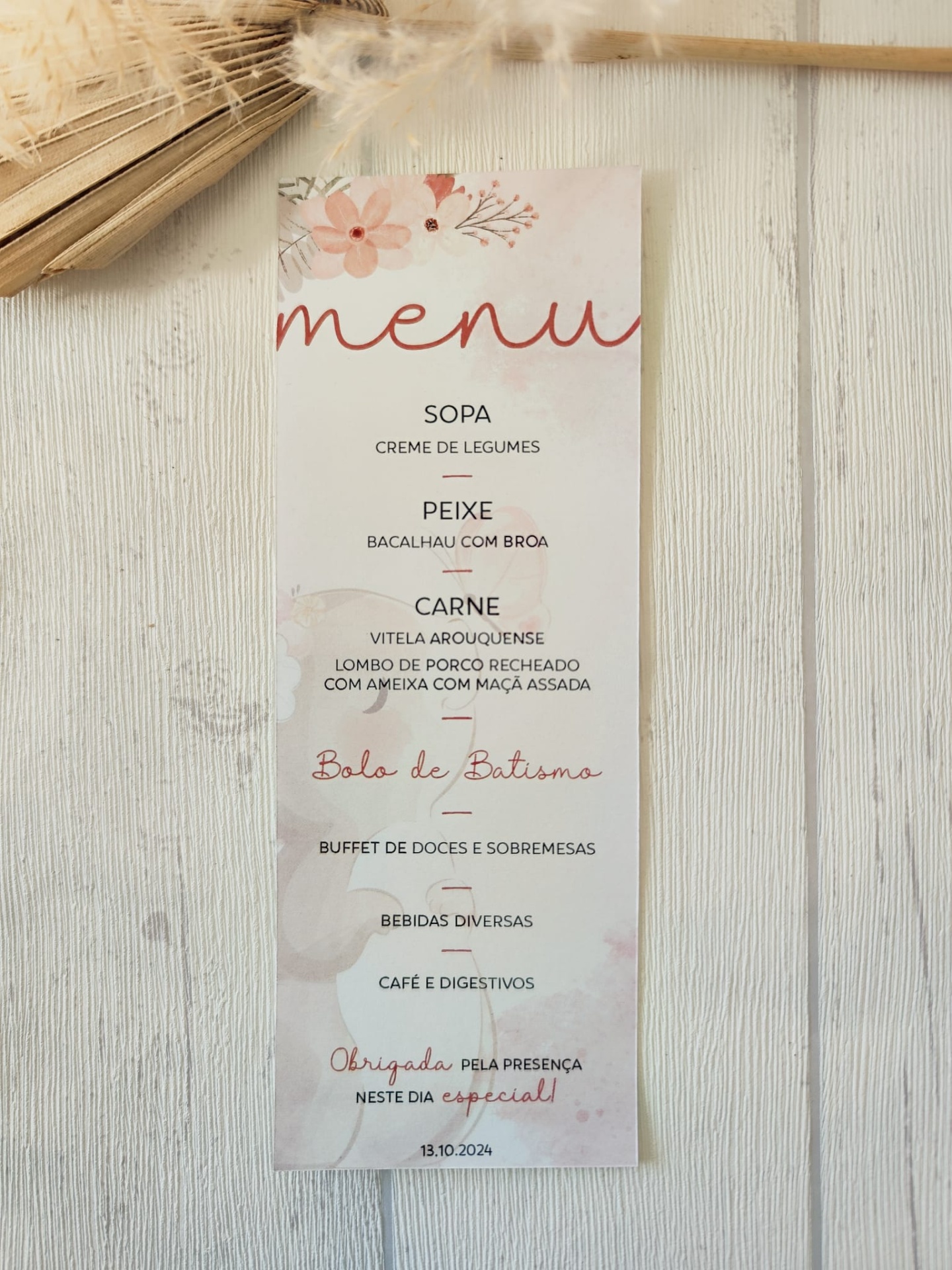 Cartão de menu decorativo com texto e flores sobre madeira branca com folhas secas